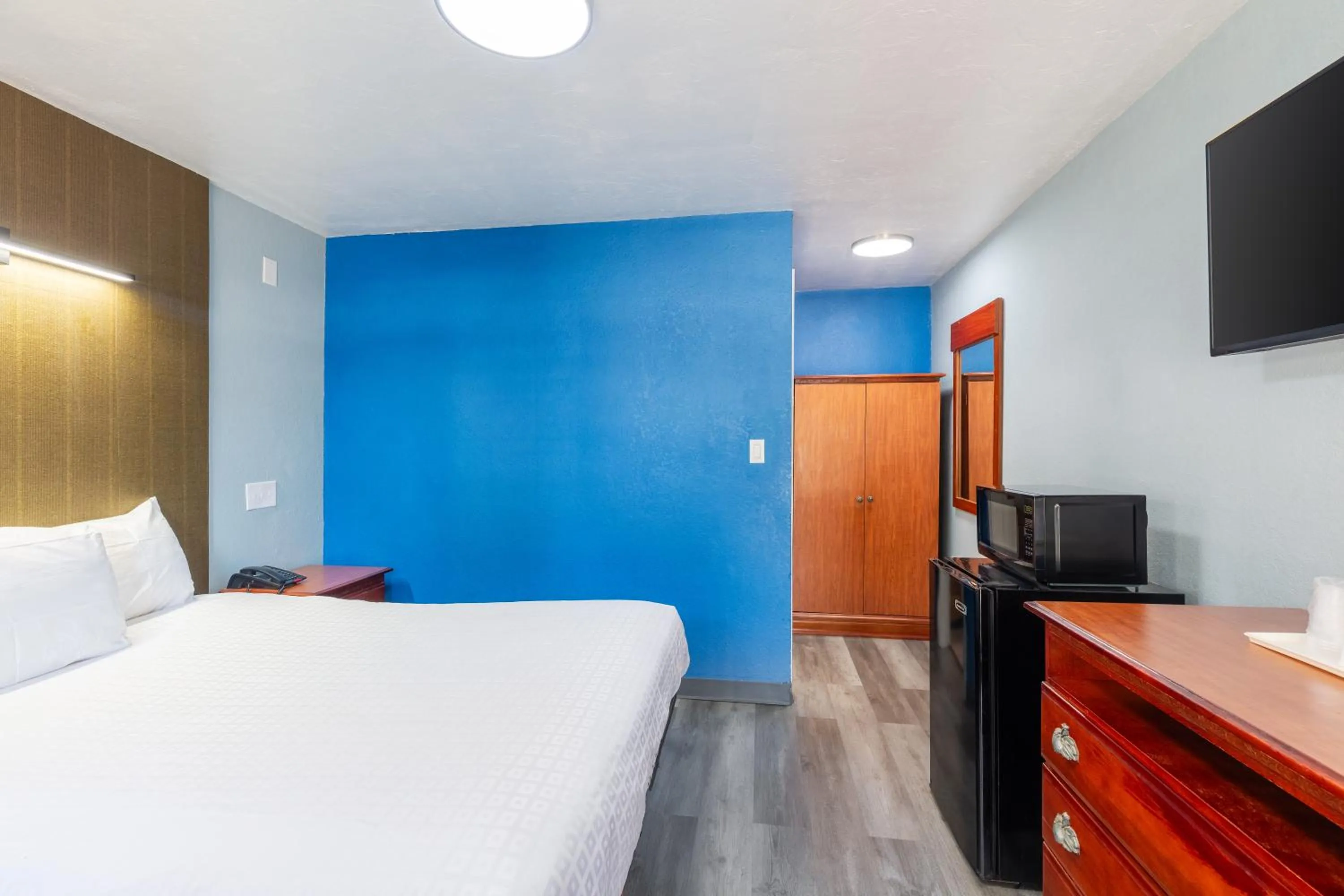 Bed in Knights Inn North Attleboro