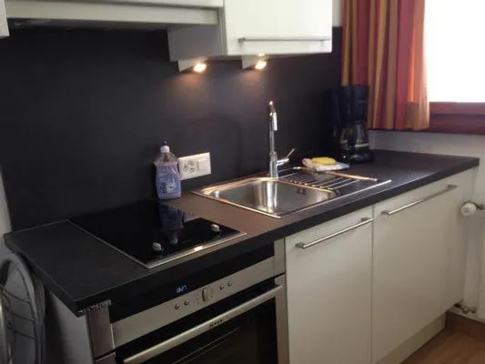 Kitchen or kitchenette in B&B Hotel & Appartements Chasa Valär