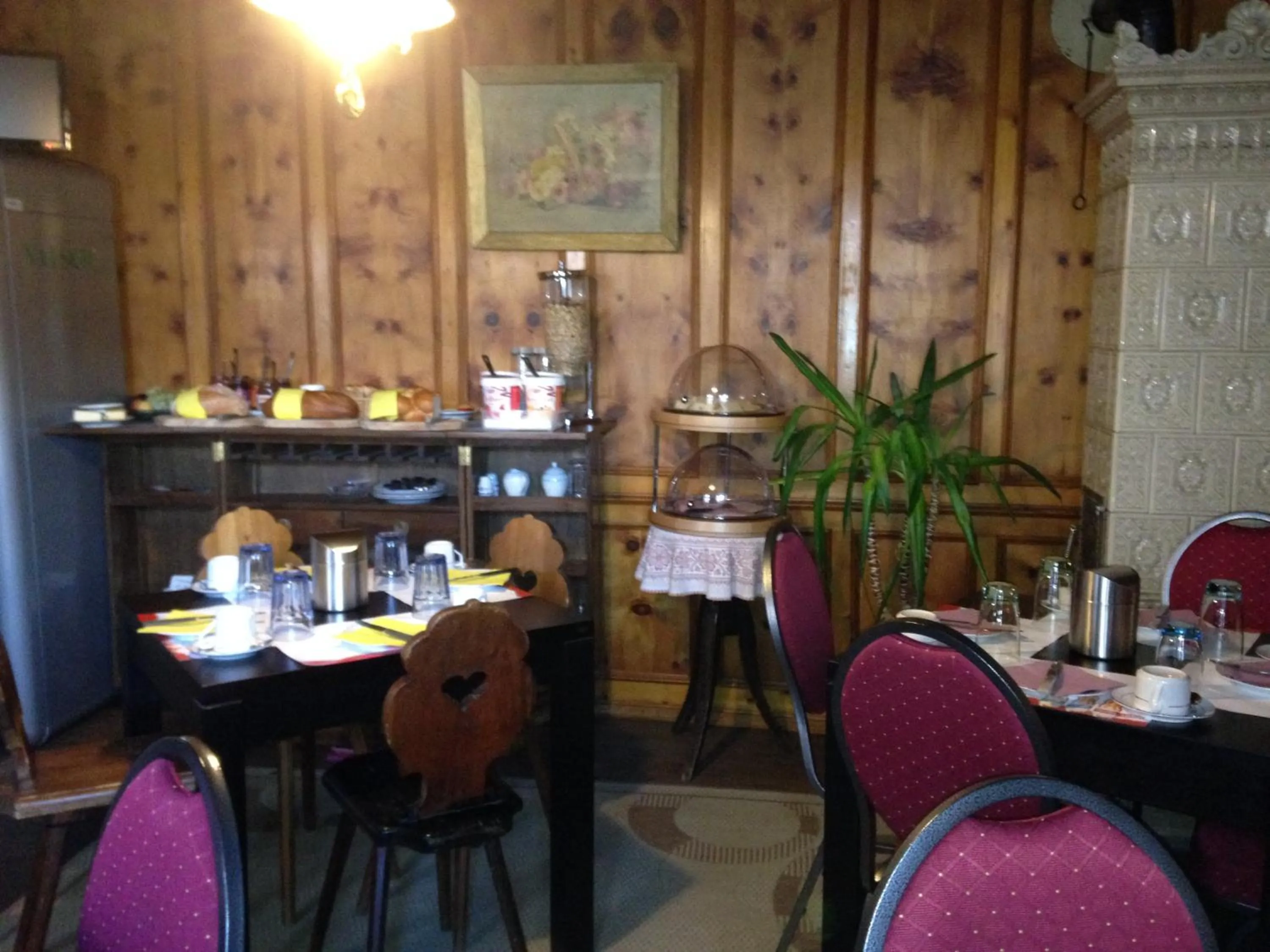 Restaurant/places to eat in B&B Hotel & Appartements Chasa Valär