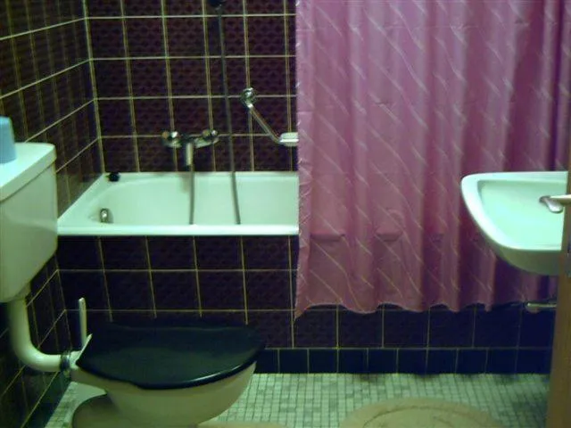 Bathroom in B&B Hotel & Appartements Chasa Valär
