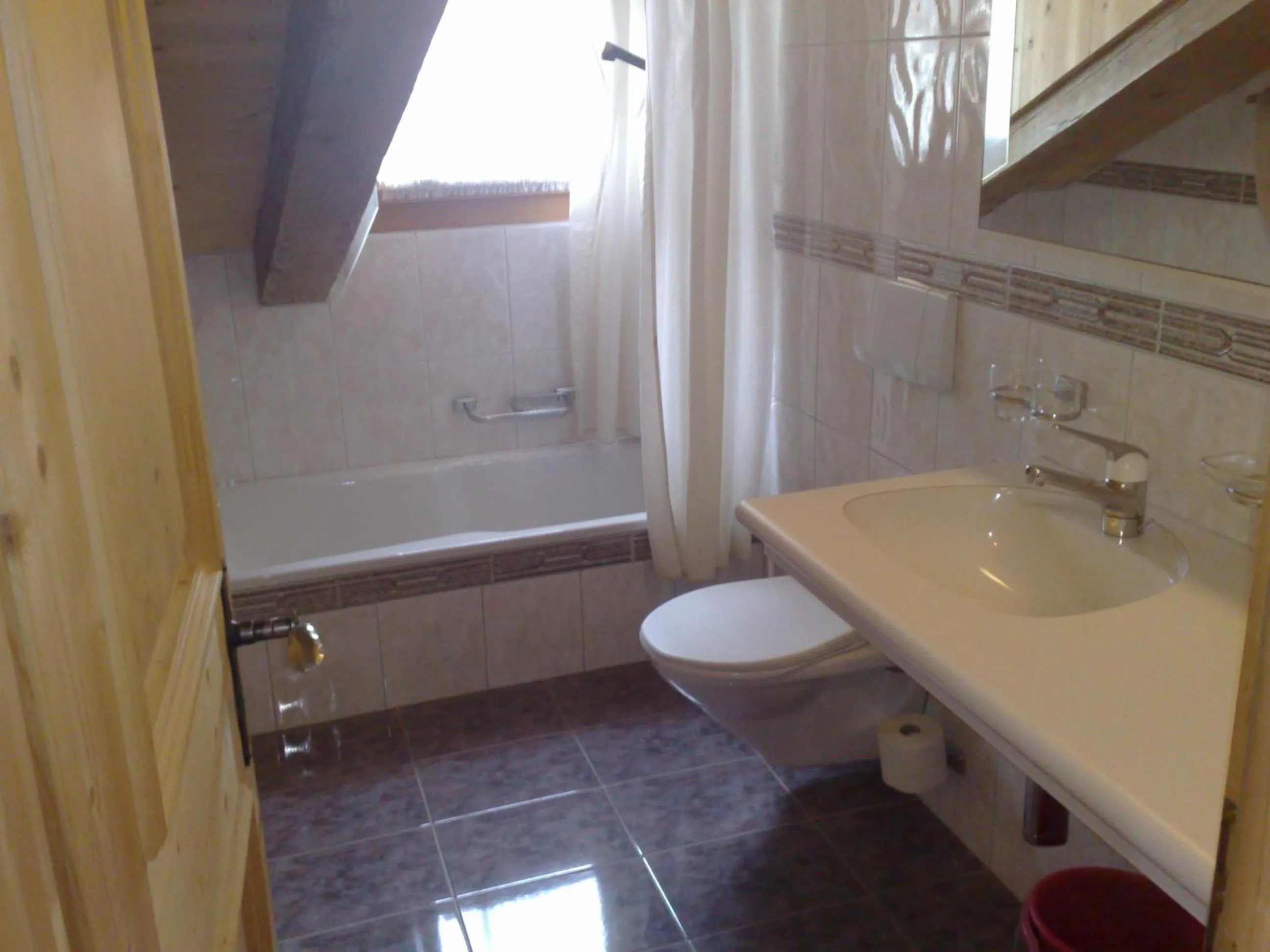 Bathroom in B&B Hotel & Appartements Chasa Valär