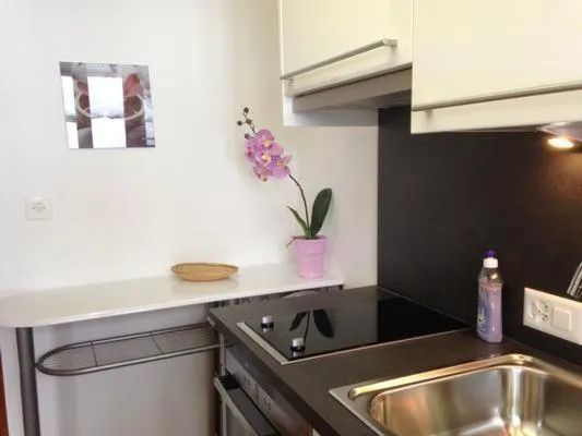 Kitchen or kitchenette in B&B Hotel & Appartements Chasa Valär