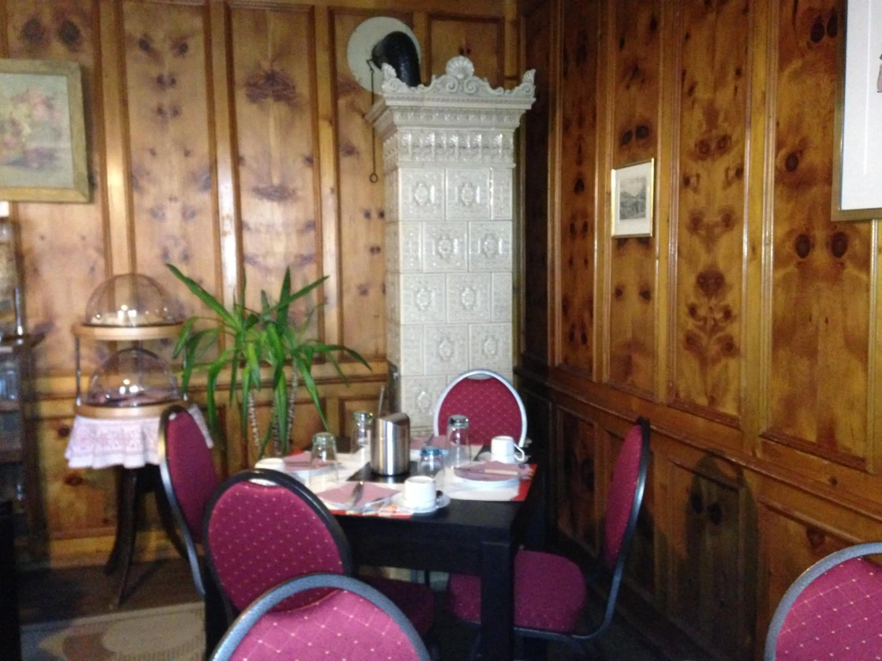 Restaurant/places to eat in B&B Hotel & Appartements Chasa Valär