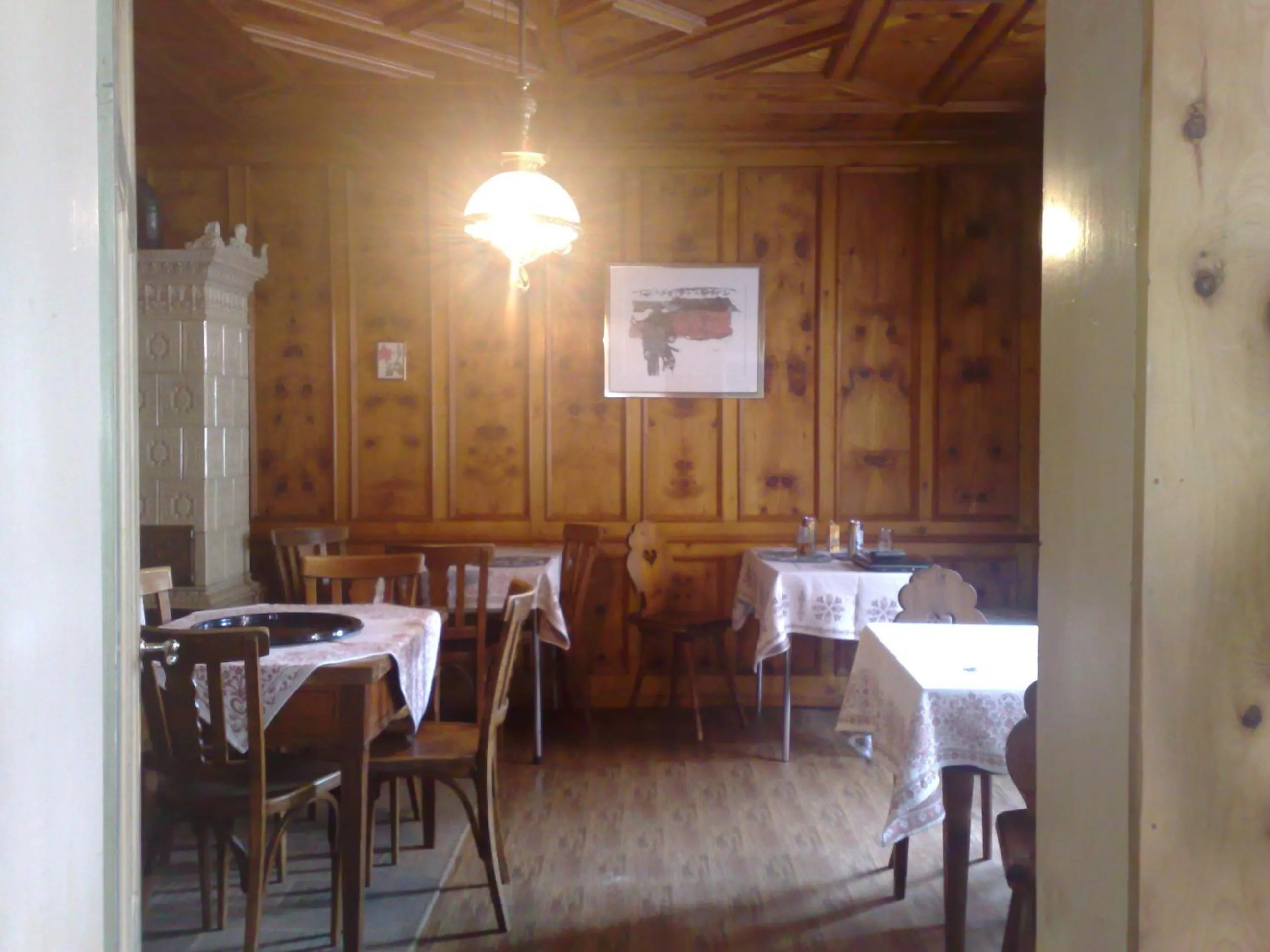 Restaurant/places to eat in B&B Hotel & Appartements Chasa Valär