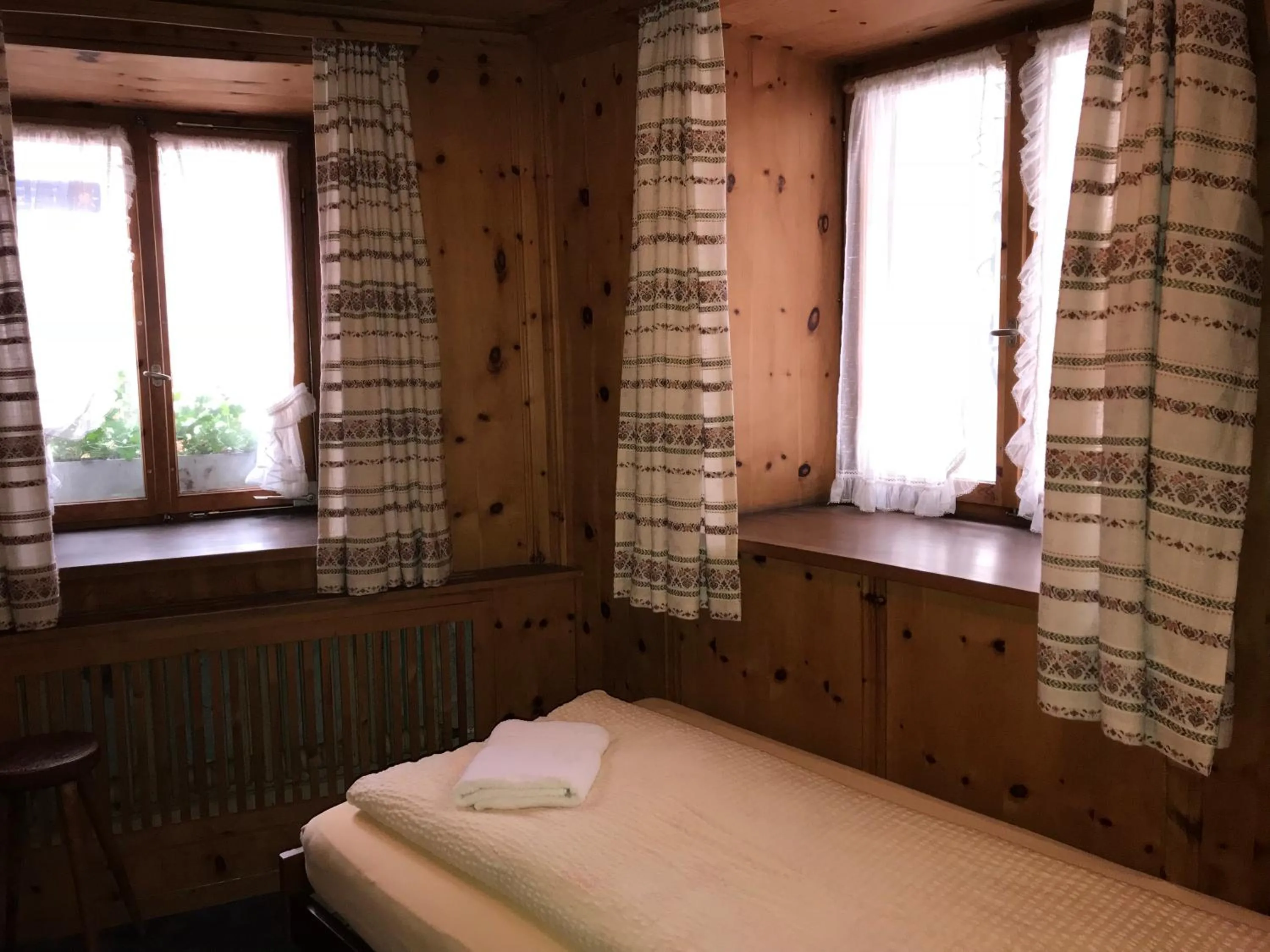 Bed in B&B Hotel & Appartements Chasa Valär