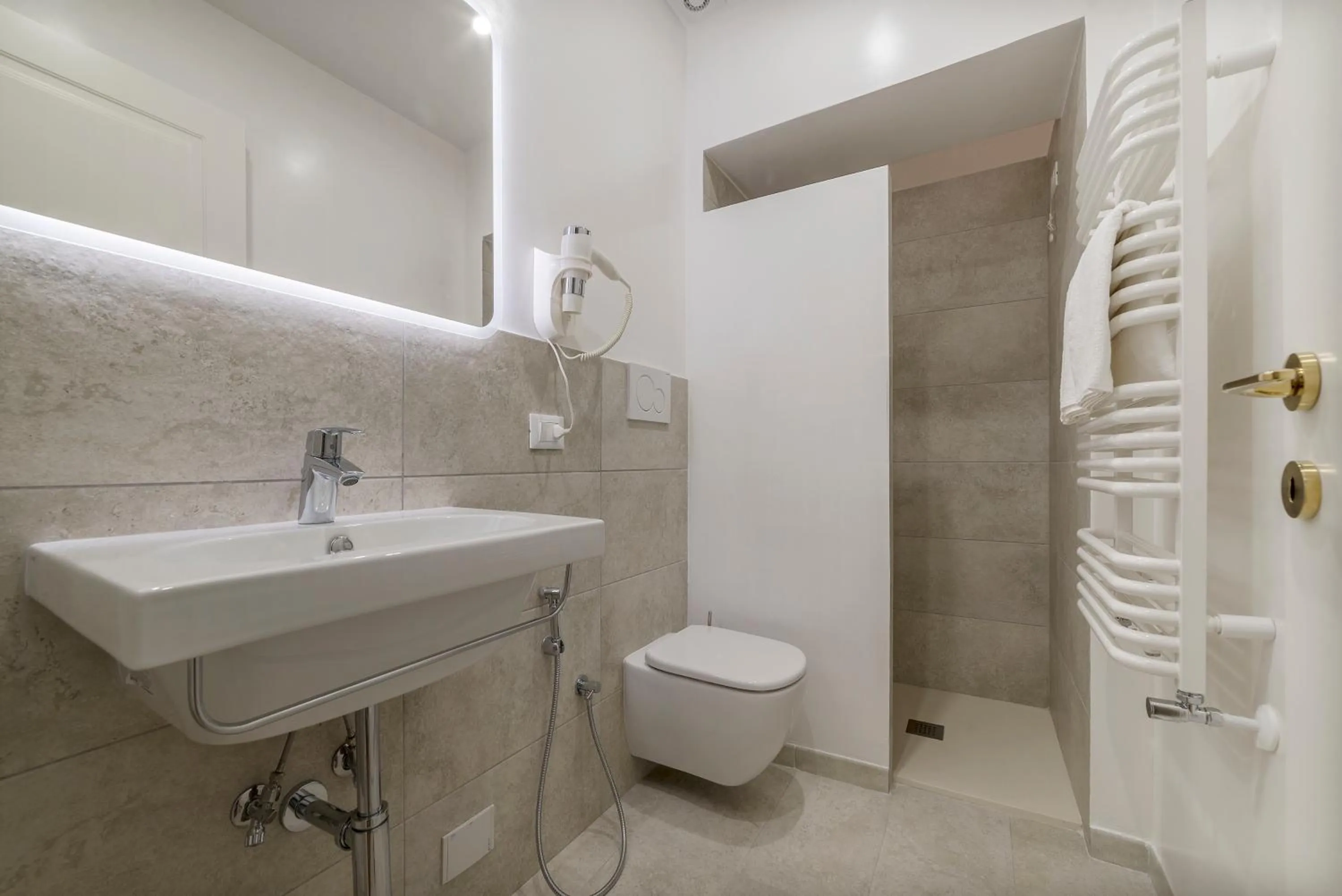 Shower in Appartamento Via Genova