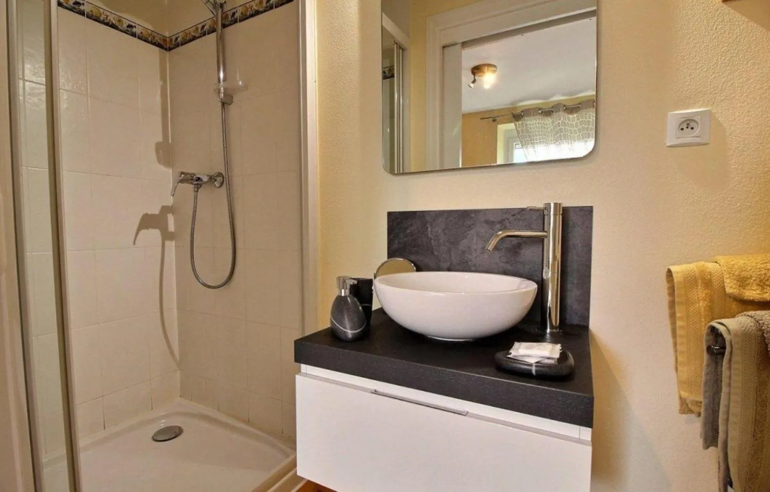 Shower in Les Chambres de Kermenguy