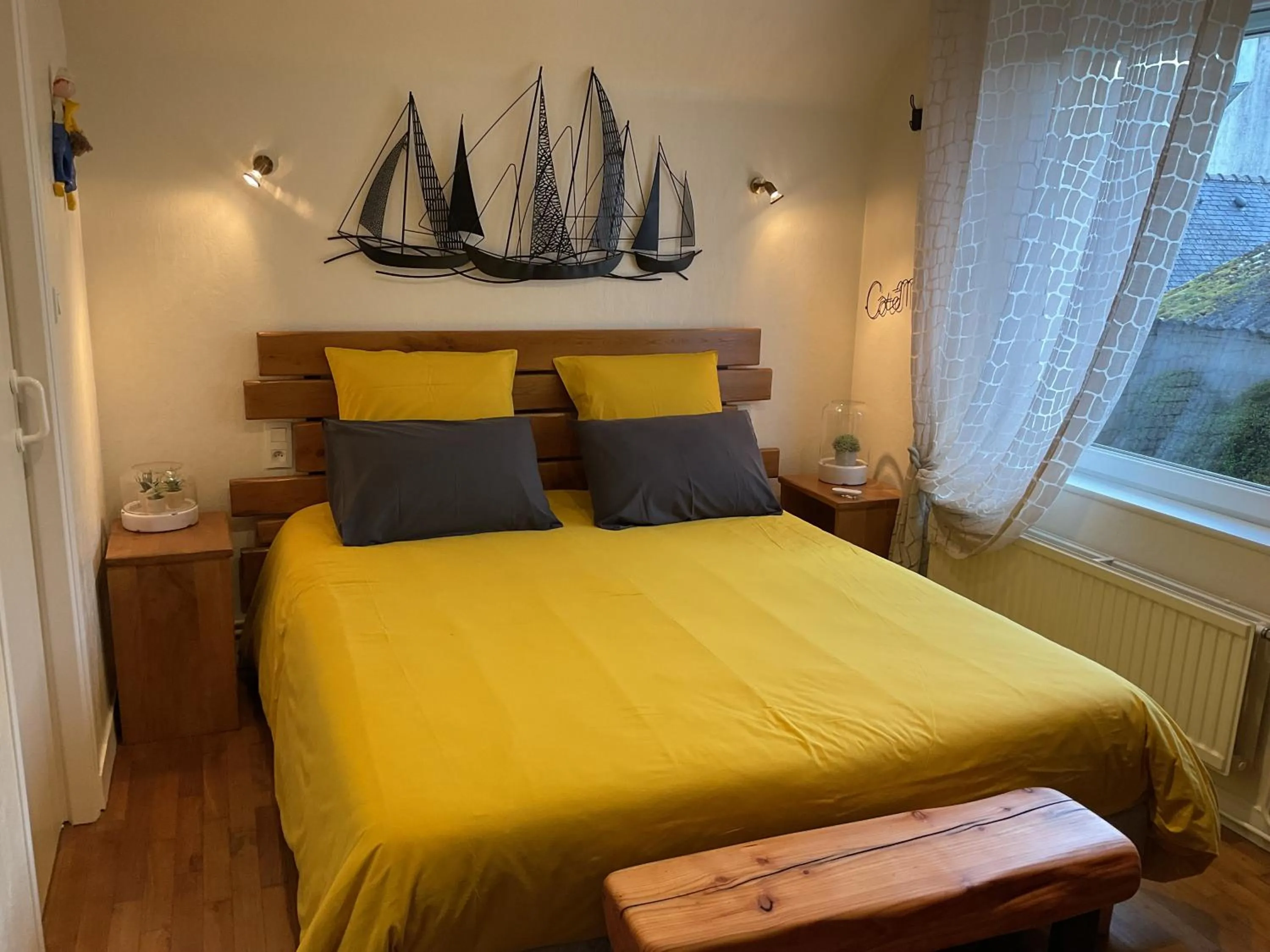 Photo of the whole room, Bed in Les Chambres de Kermenguy