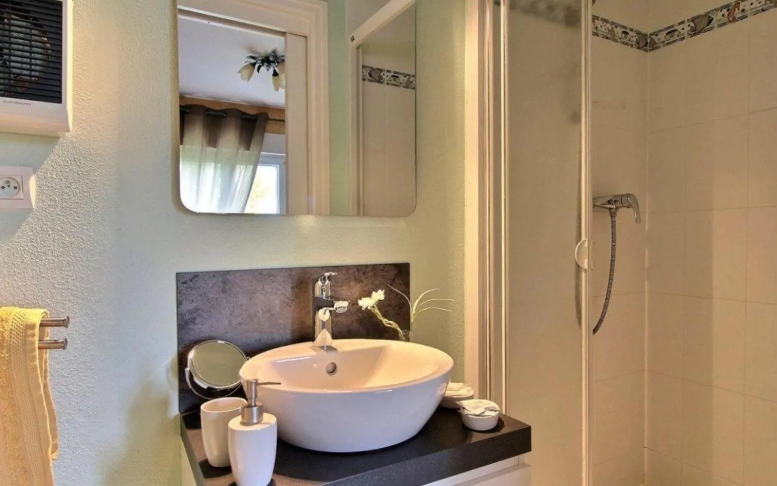 Shower in Les Chambres de Kermenguy