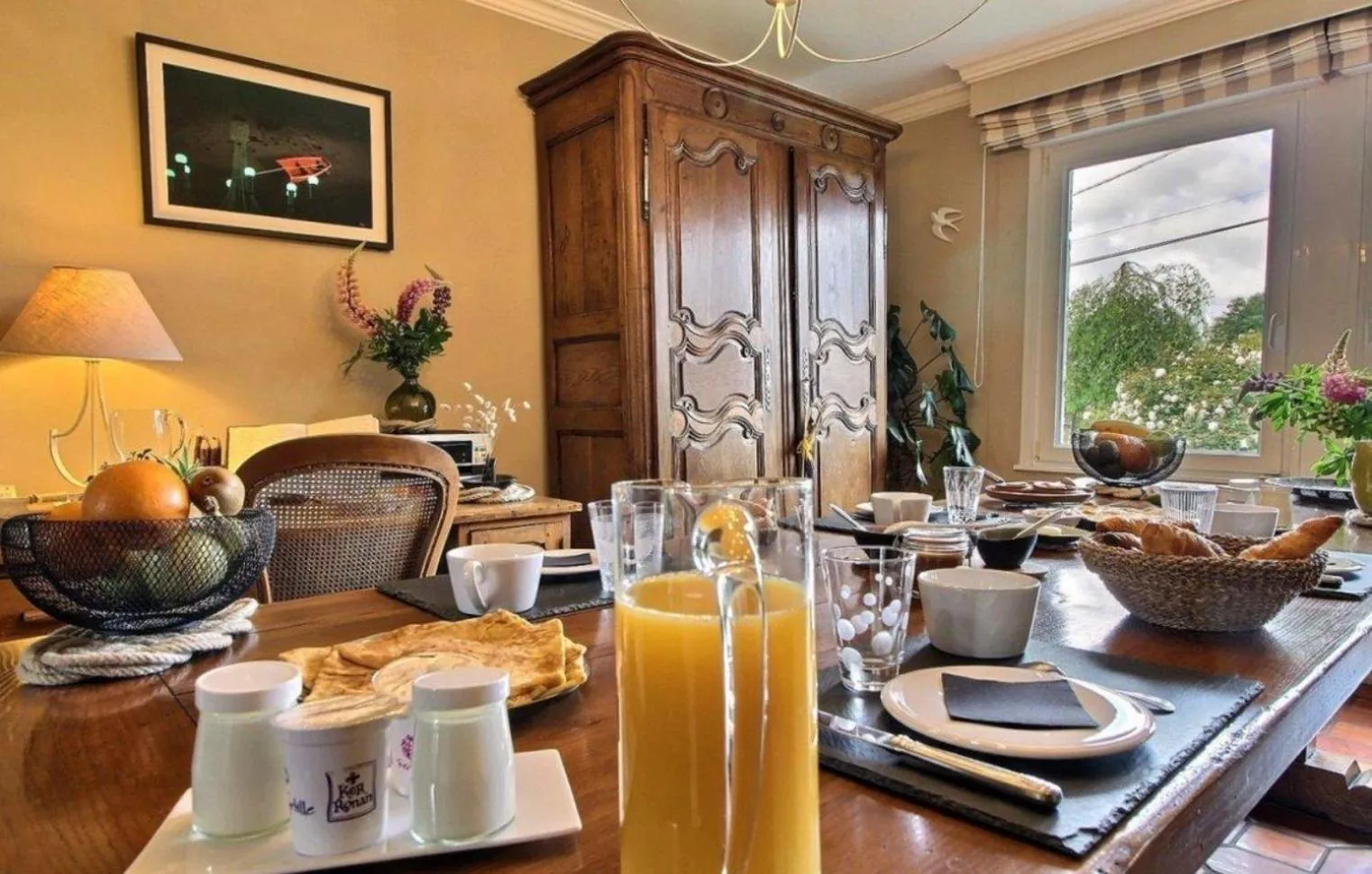 Dining area in Les Chambres de Kermenguy