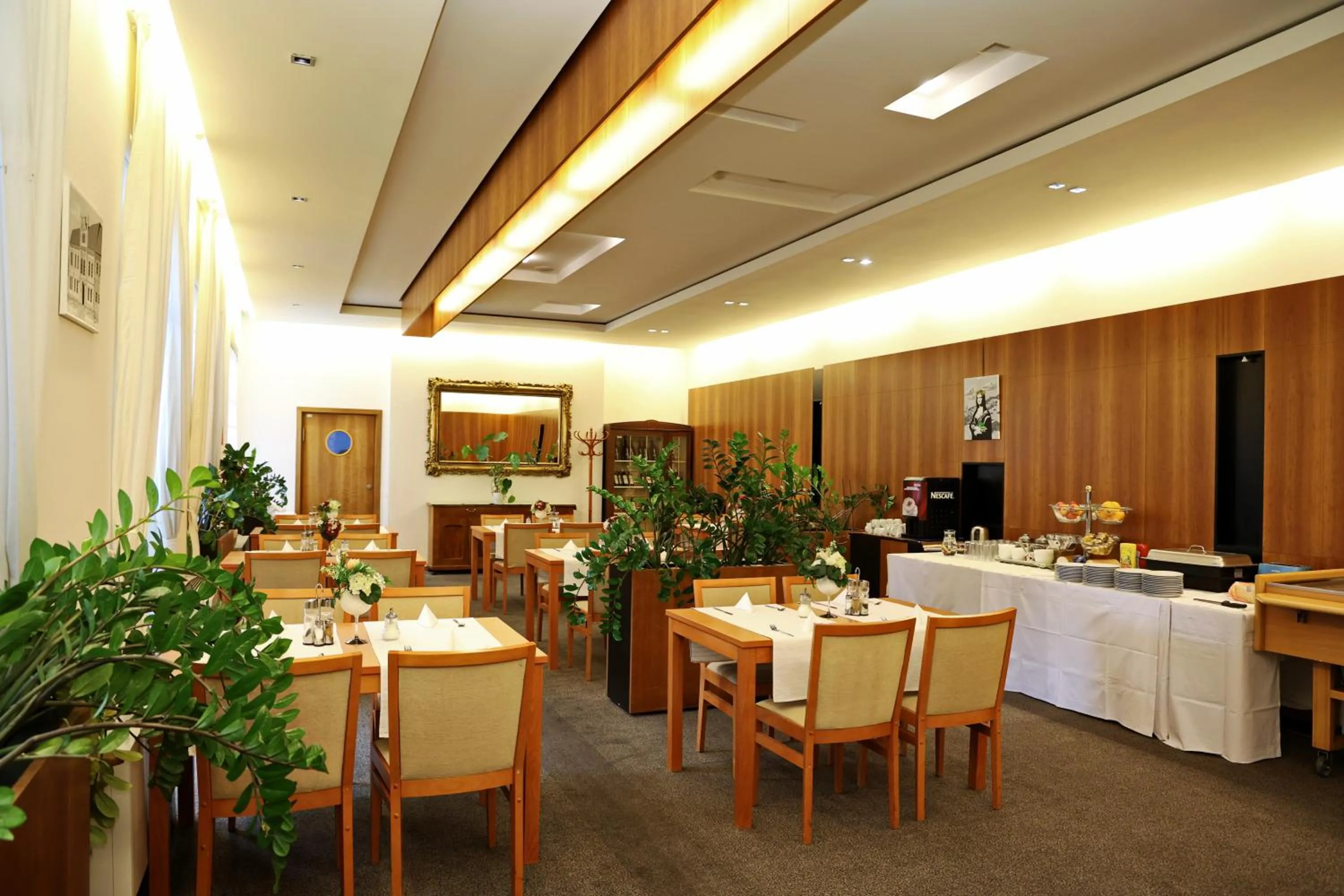 Restaurant/places to eat in Hotel Maxim
