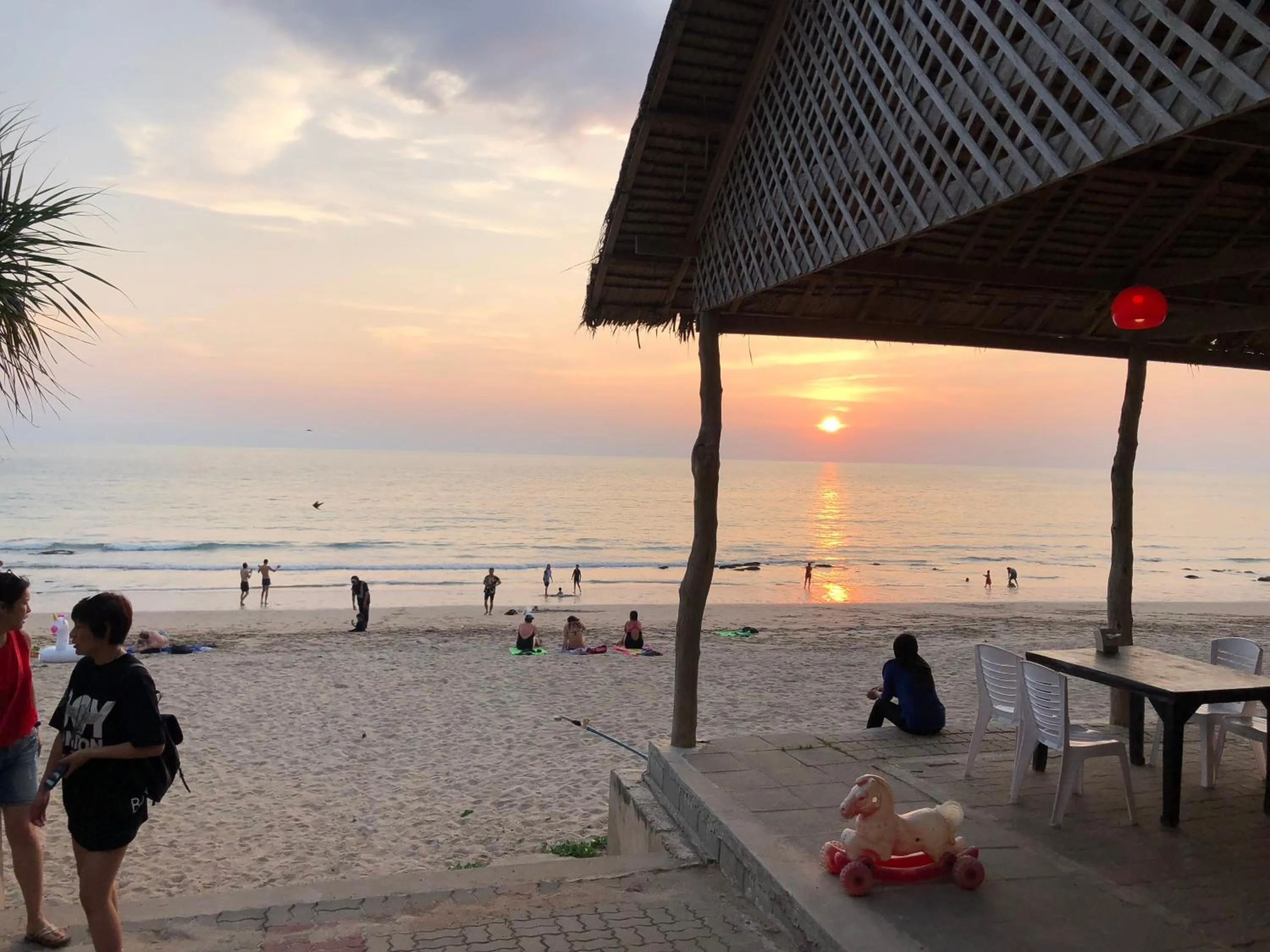 Restaurant/places to eat in Lanta Seafront Resort