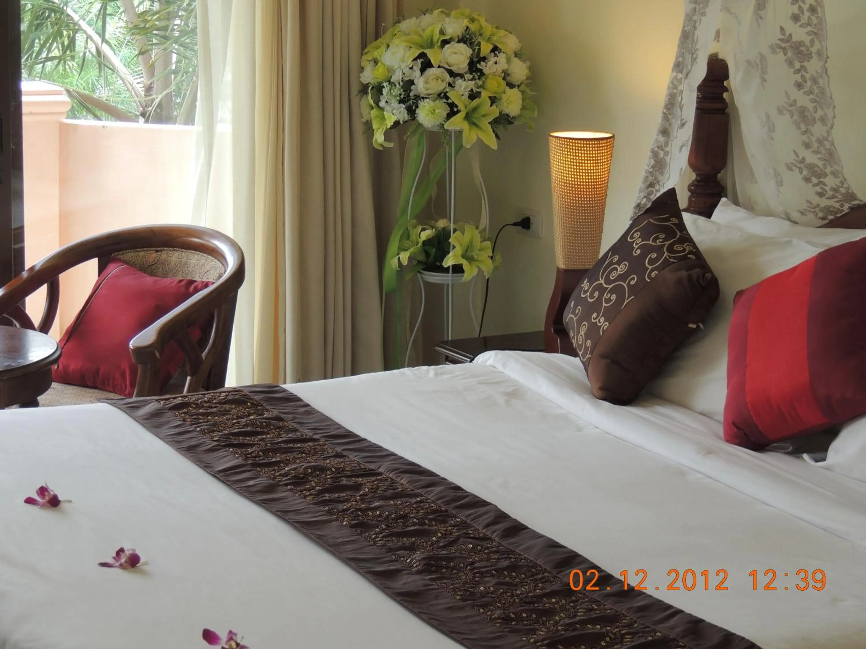 Bed in Lanta Seafront Resort