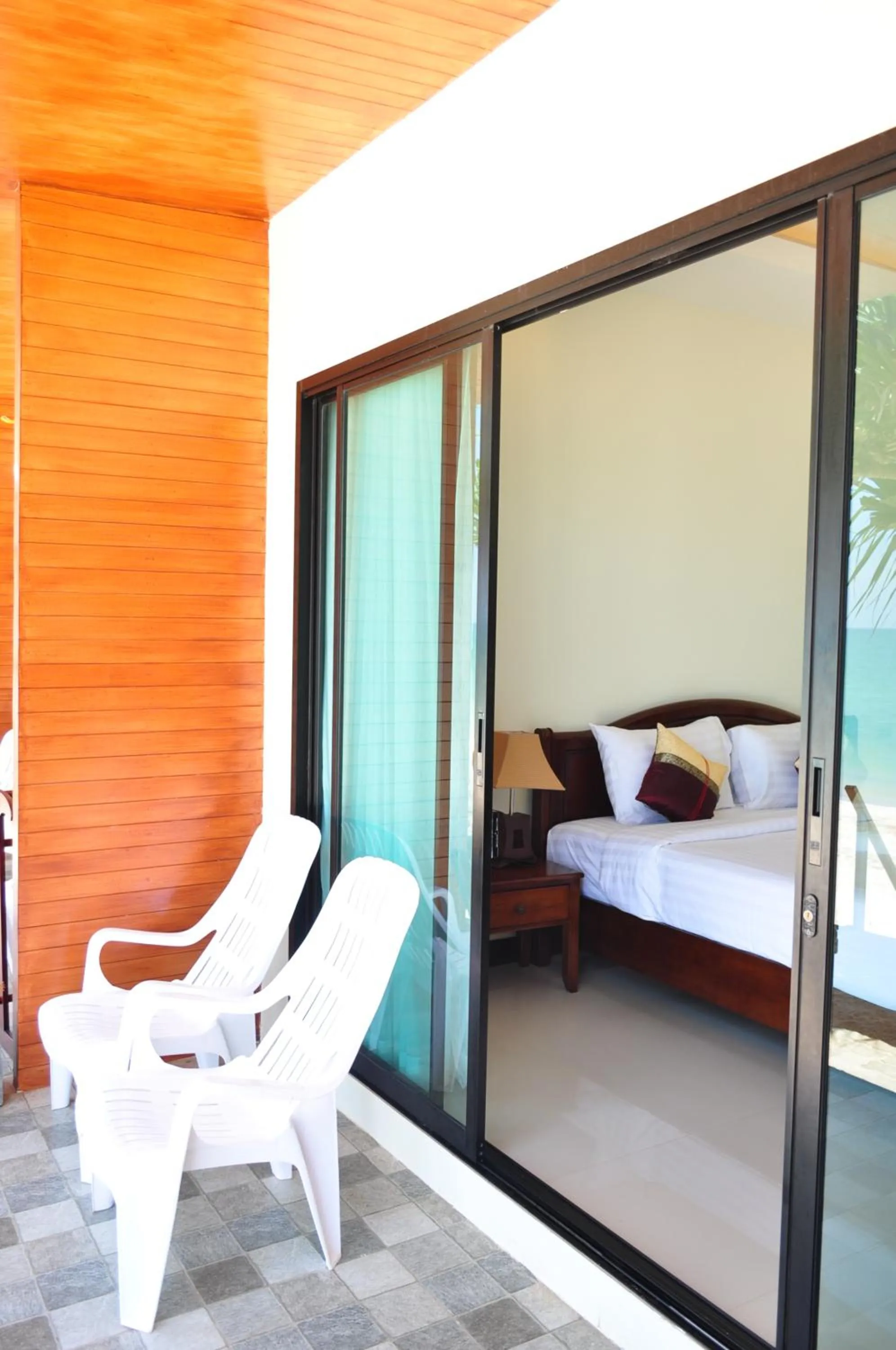 Balcony/Terrace, Bed in Lanta Seafront Resort