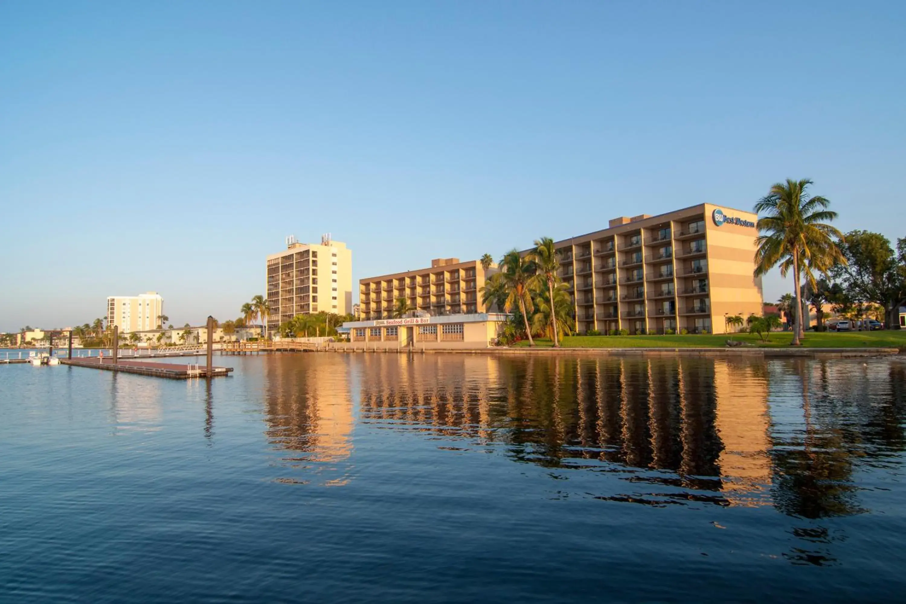 Property building in Best Western Fort Myers Waterfront Property building in Best Western Fort Myers Waterfront