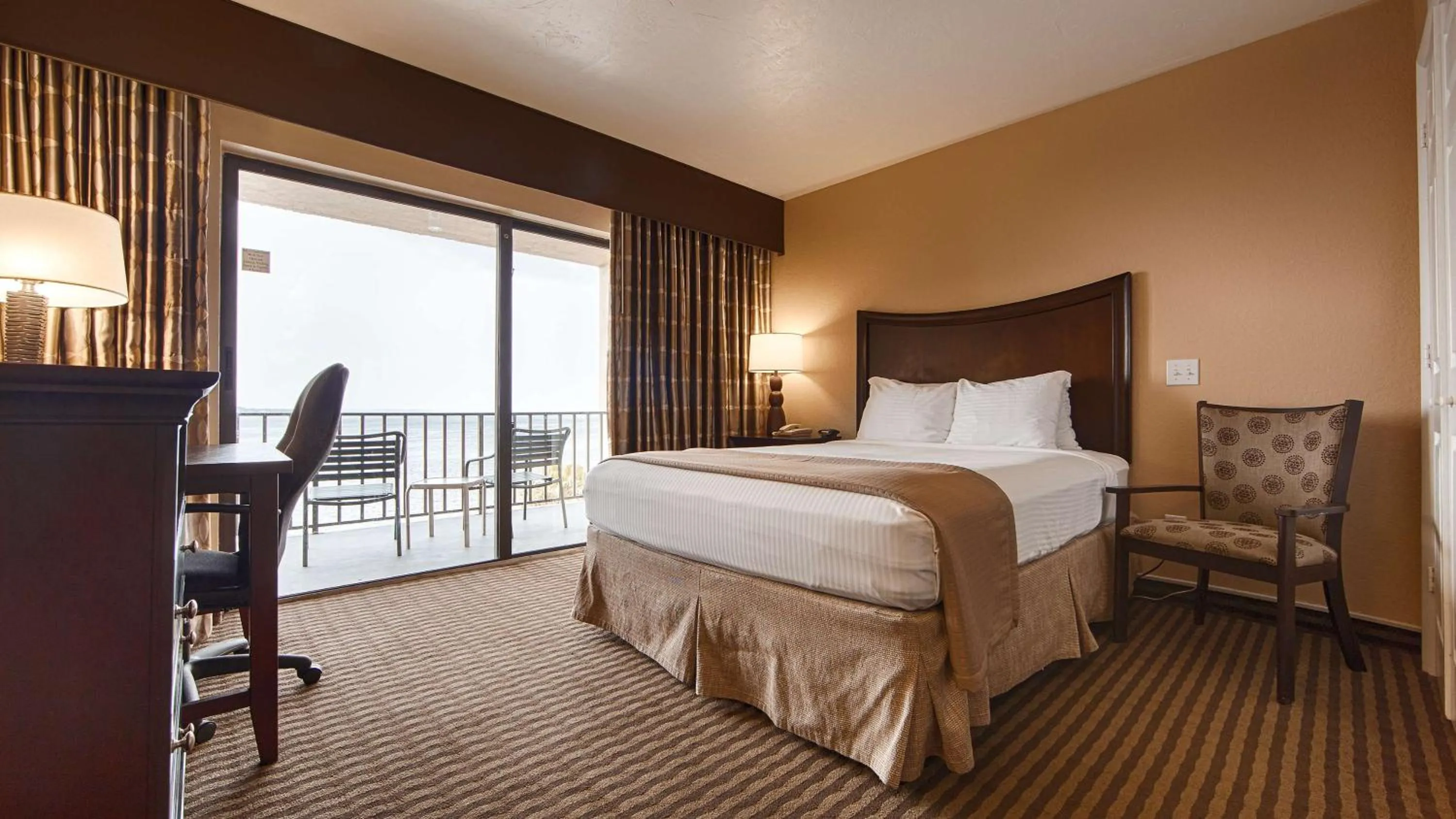 Photo of the whole room, Bed in Best Western Fort Myers Waterfront