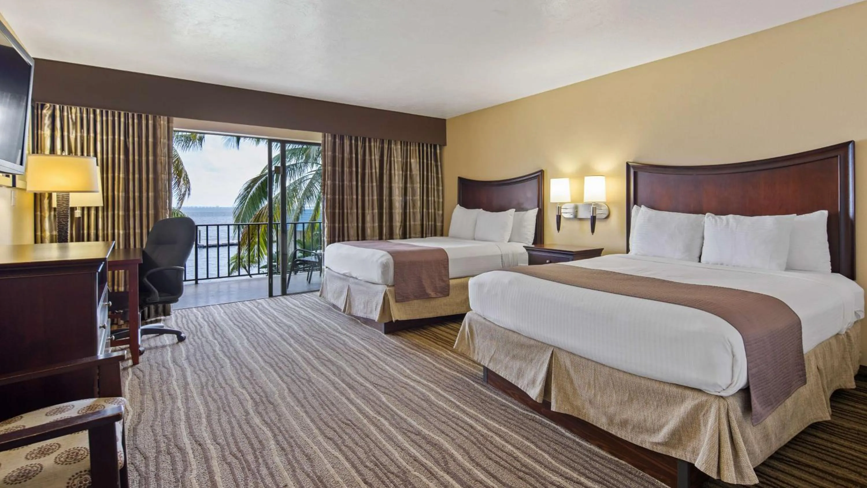Photo of the whole room, Bed in Best Western Fort Myers Waterfront