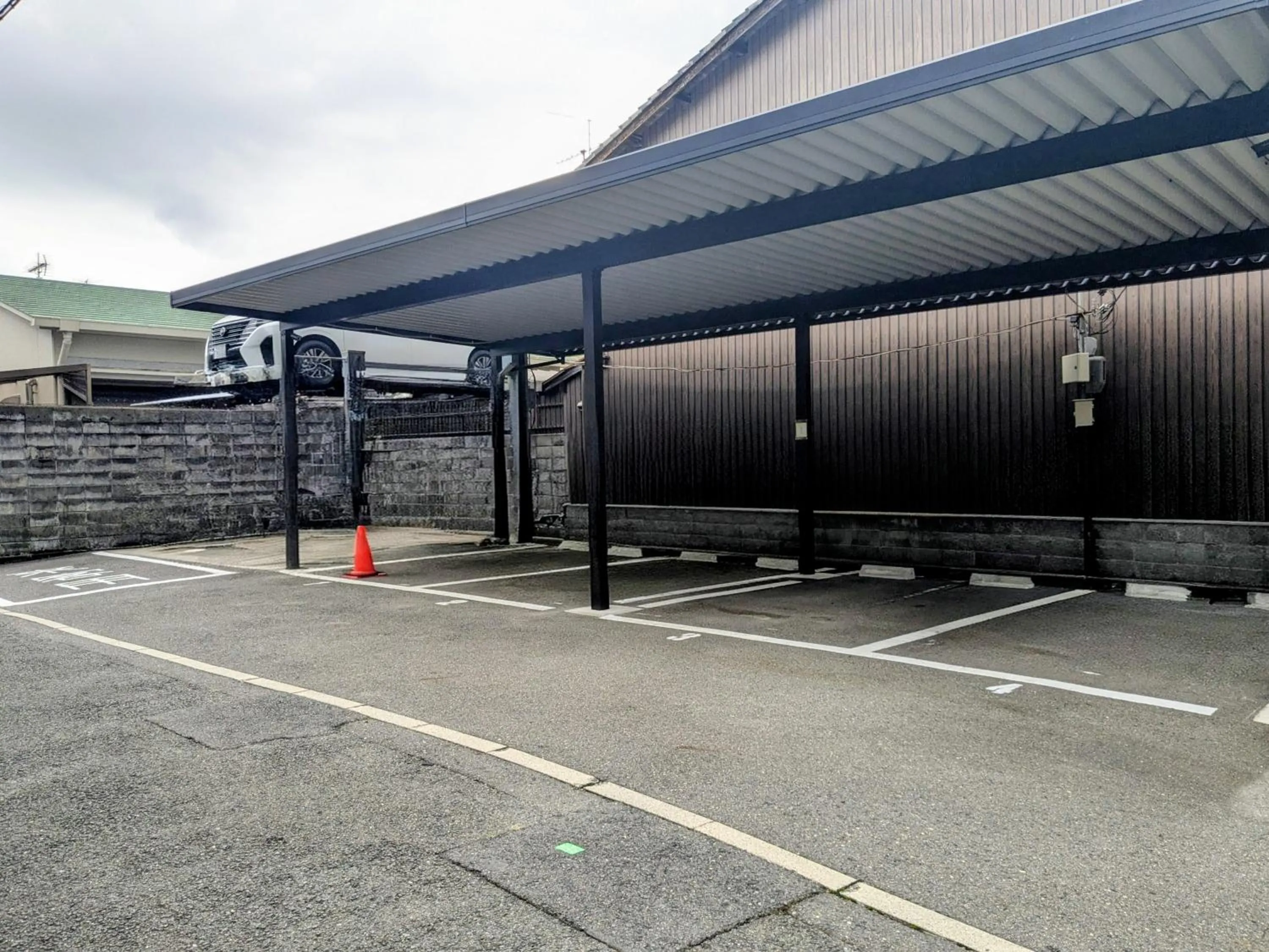 Parking in Wakakusa-an