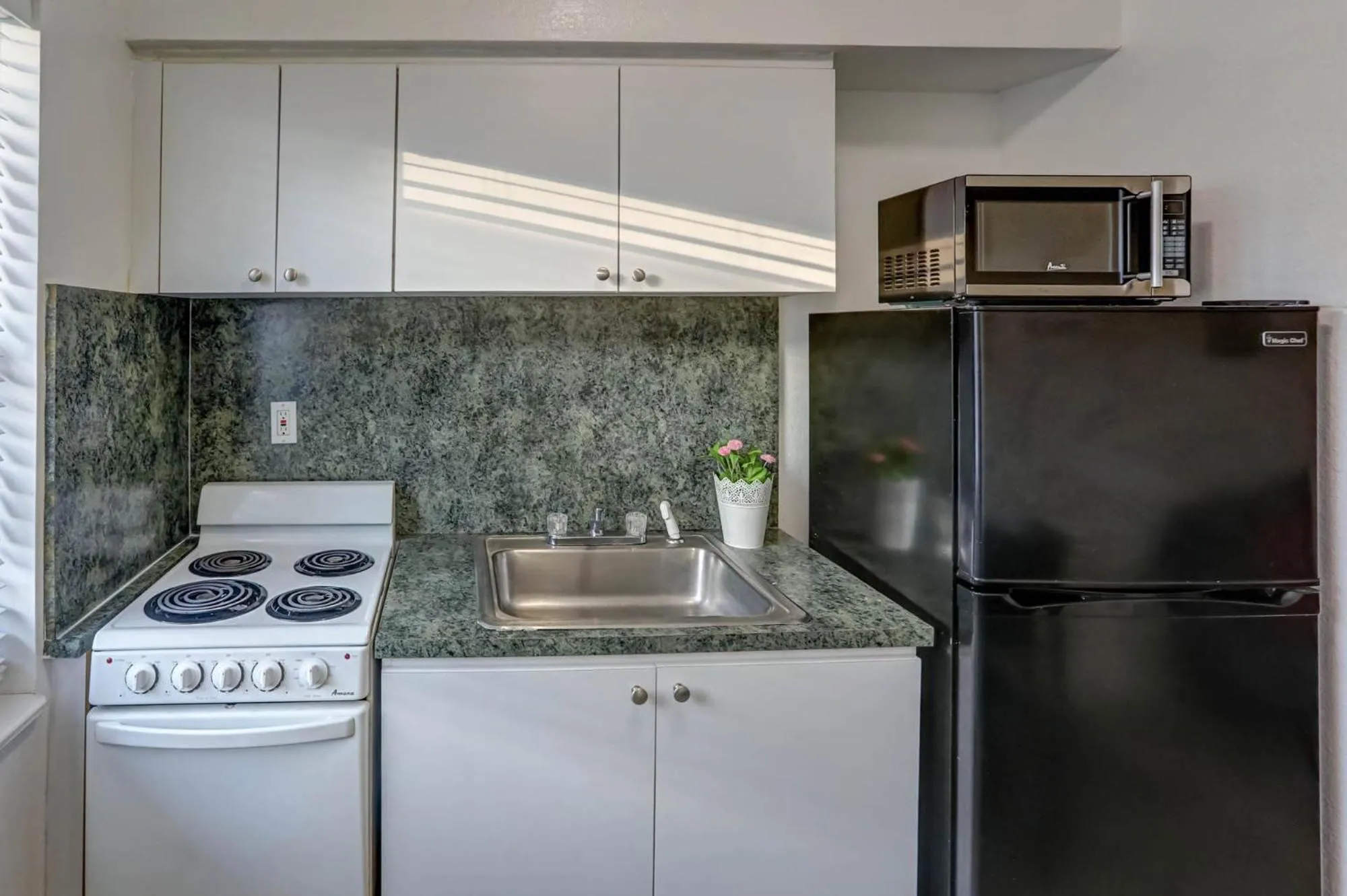 Kitchen or kitchenette in Green Seas Motel