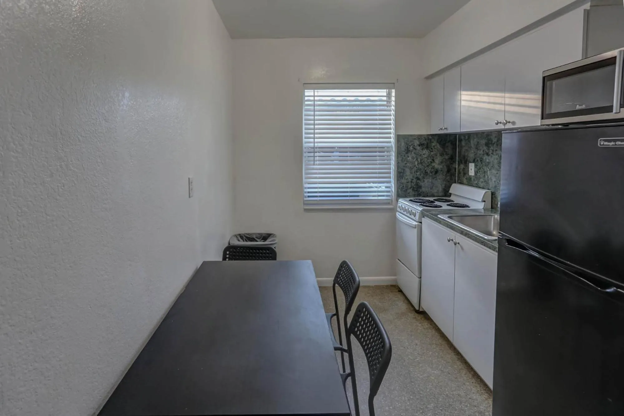 Kitchen or kitchenette in Green Seas Motel