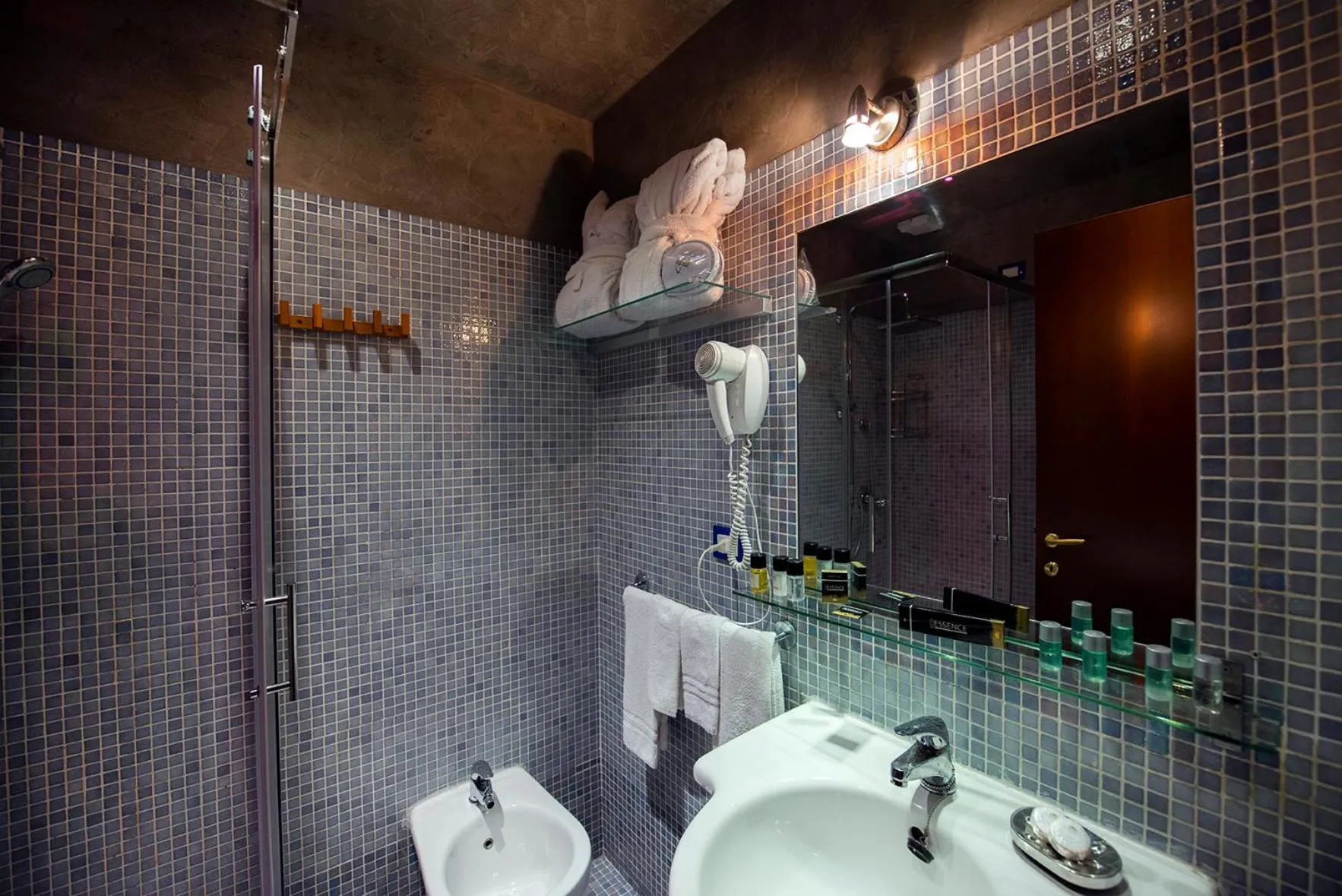 Shower in Town House Campo De Fiori