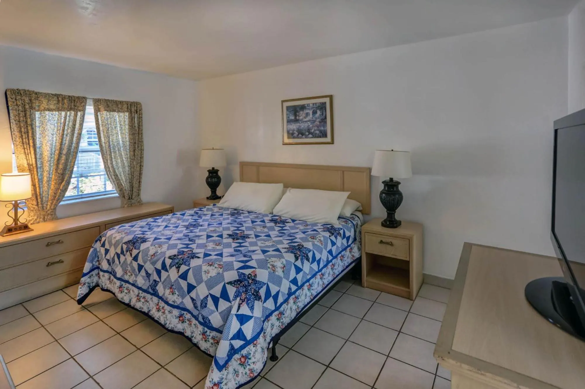 Bed in Richard's Motel Extended Stay