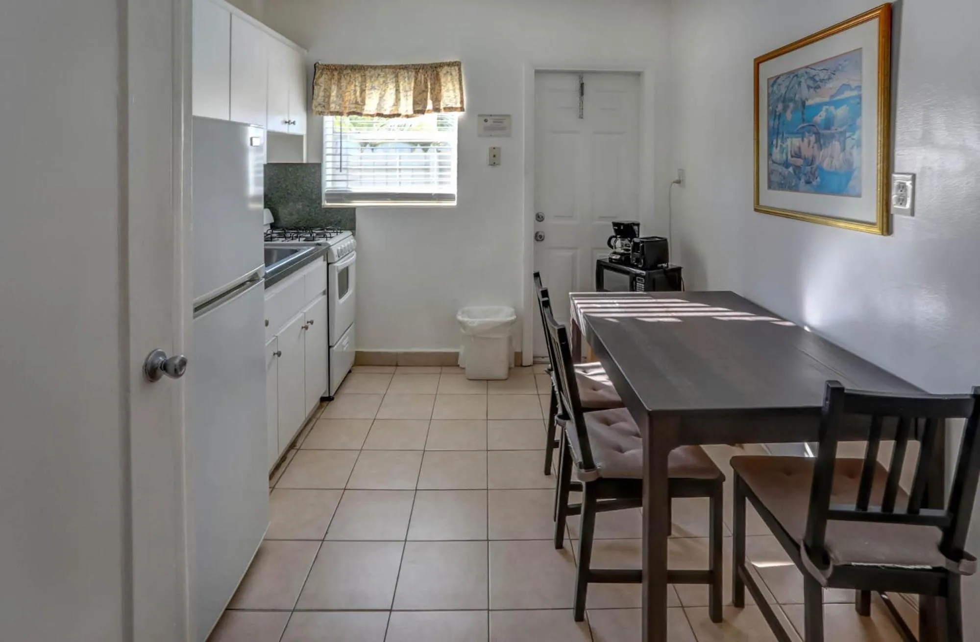 Kitchen or kitchenette in Richard's Motel Extended Stay