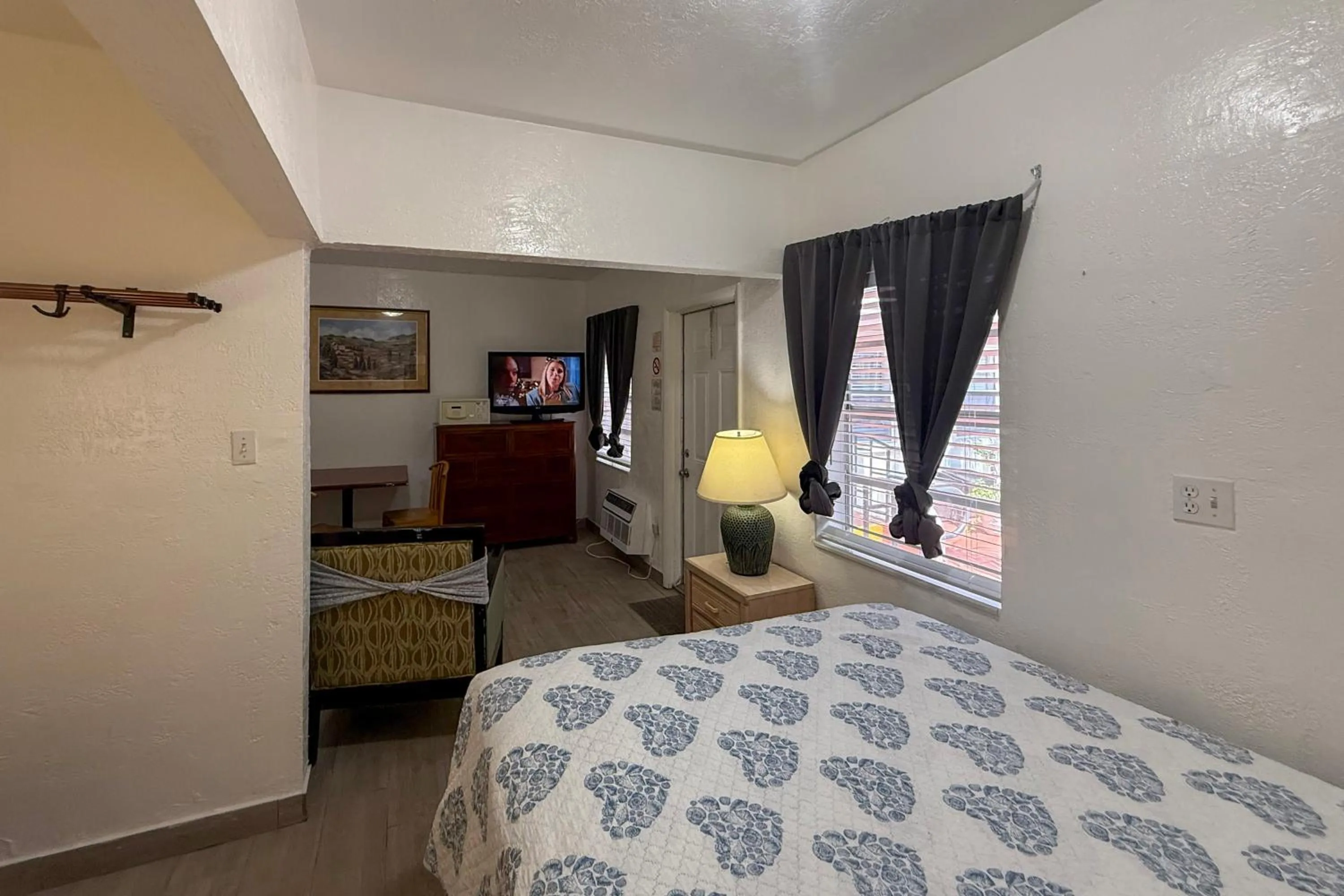 Bed in Richard's Motel Extended Stay