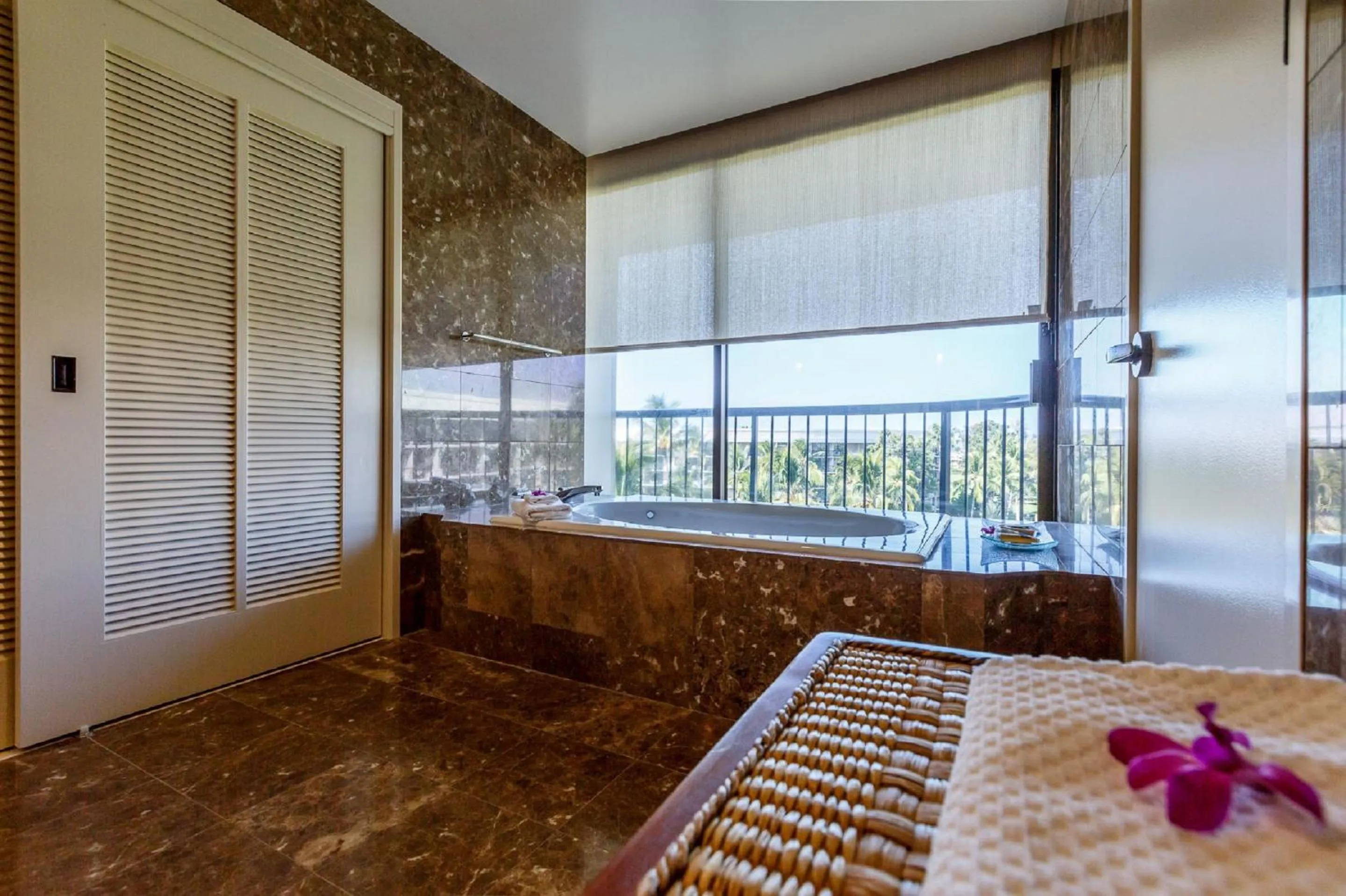 Bathroom, Bed in Hilton Waikoloa Village