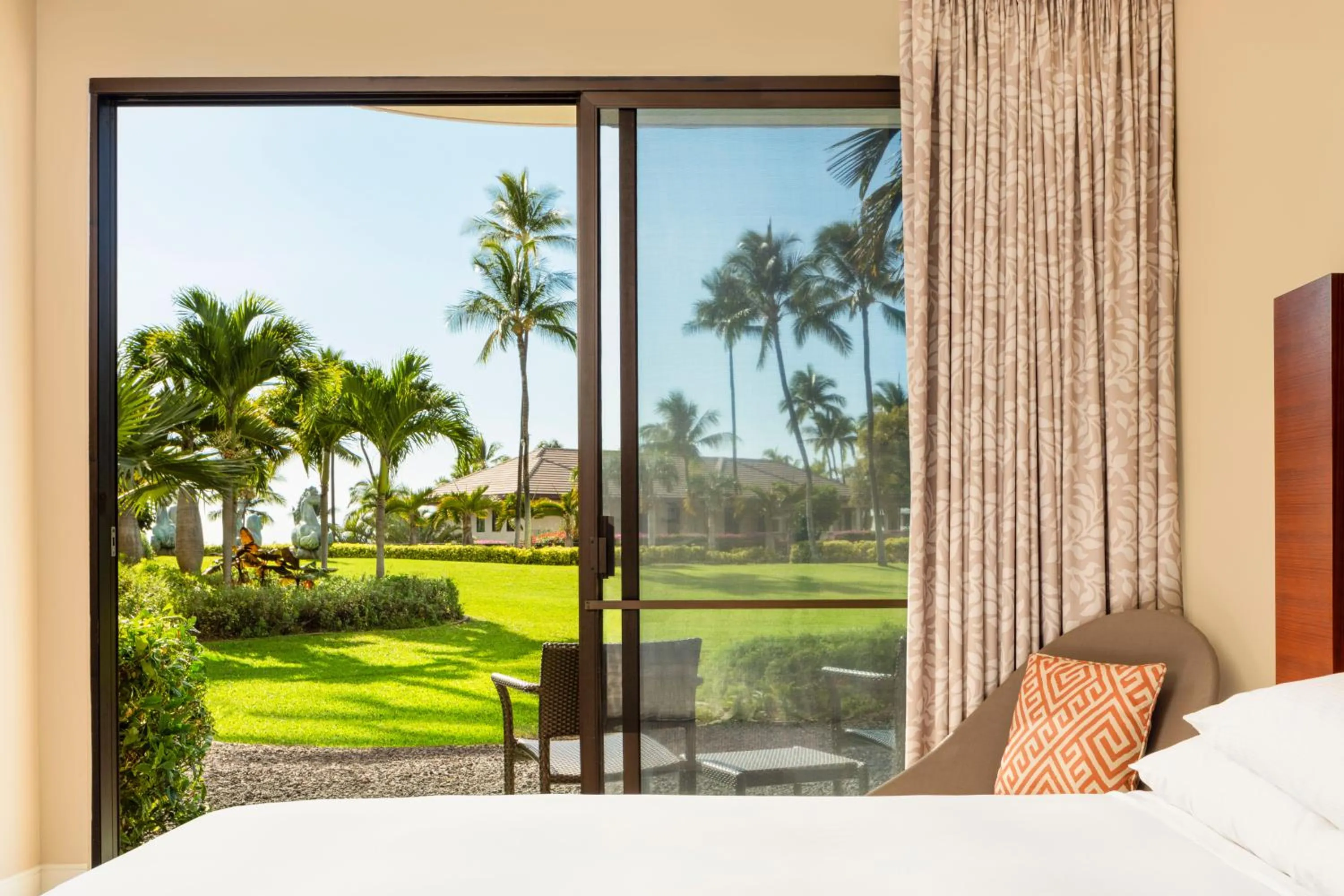 View (from property/room), Bed in Hilton Waikoloa Village