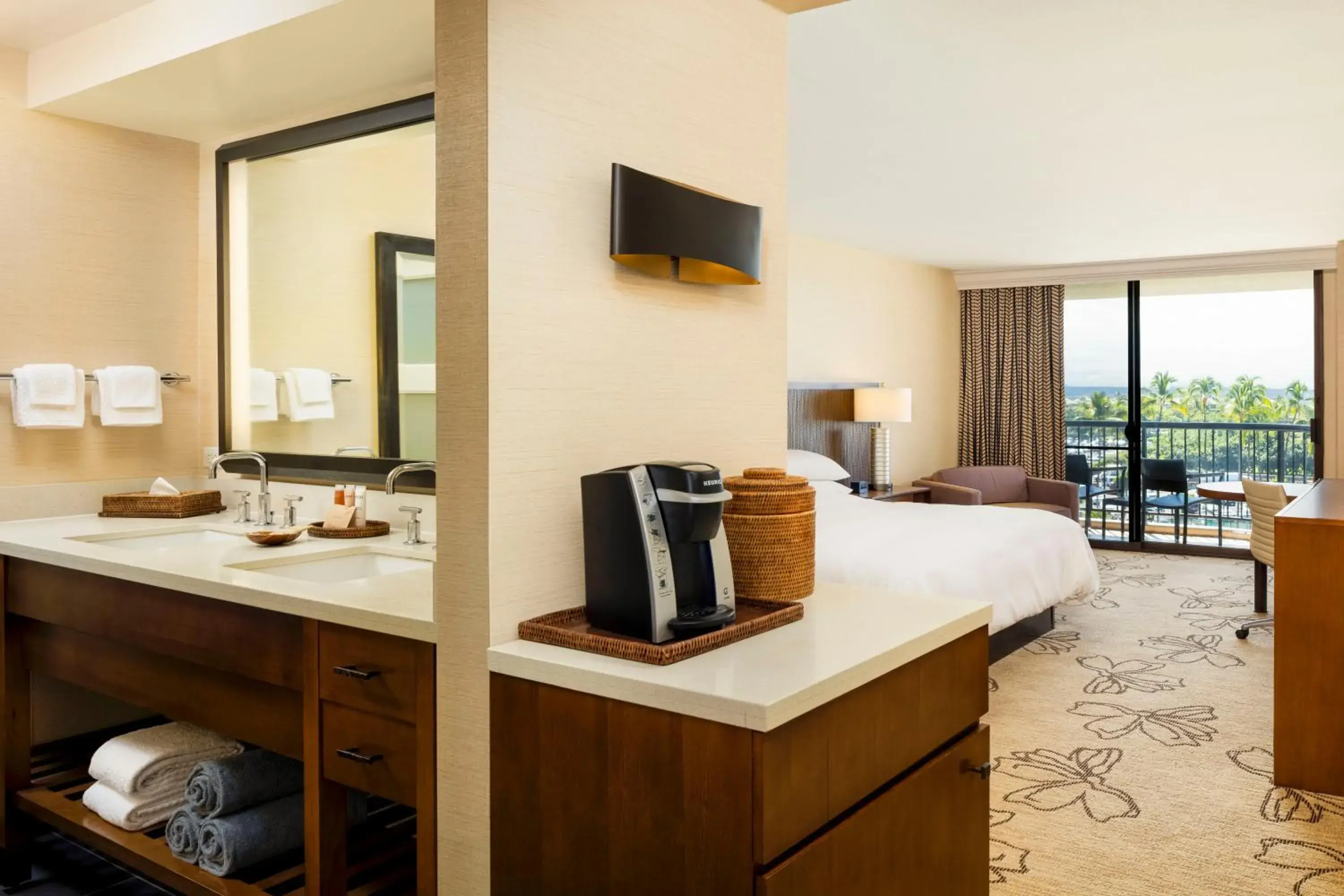 Bathroom, Bed in Hilton Waikoloa Village Bathroom, Bed in Hilton Waikoloa Village