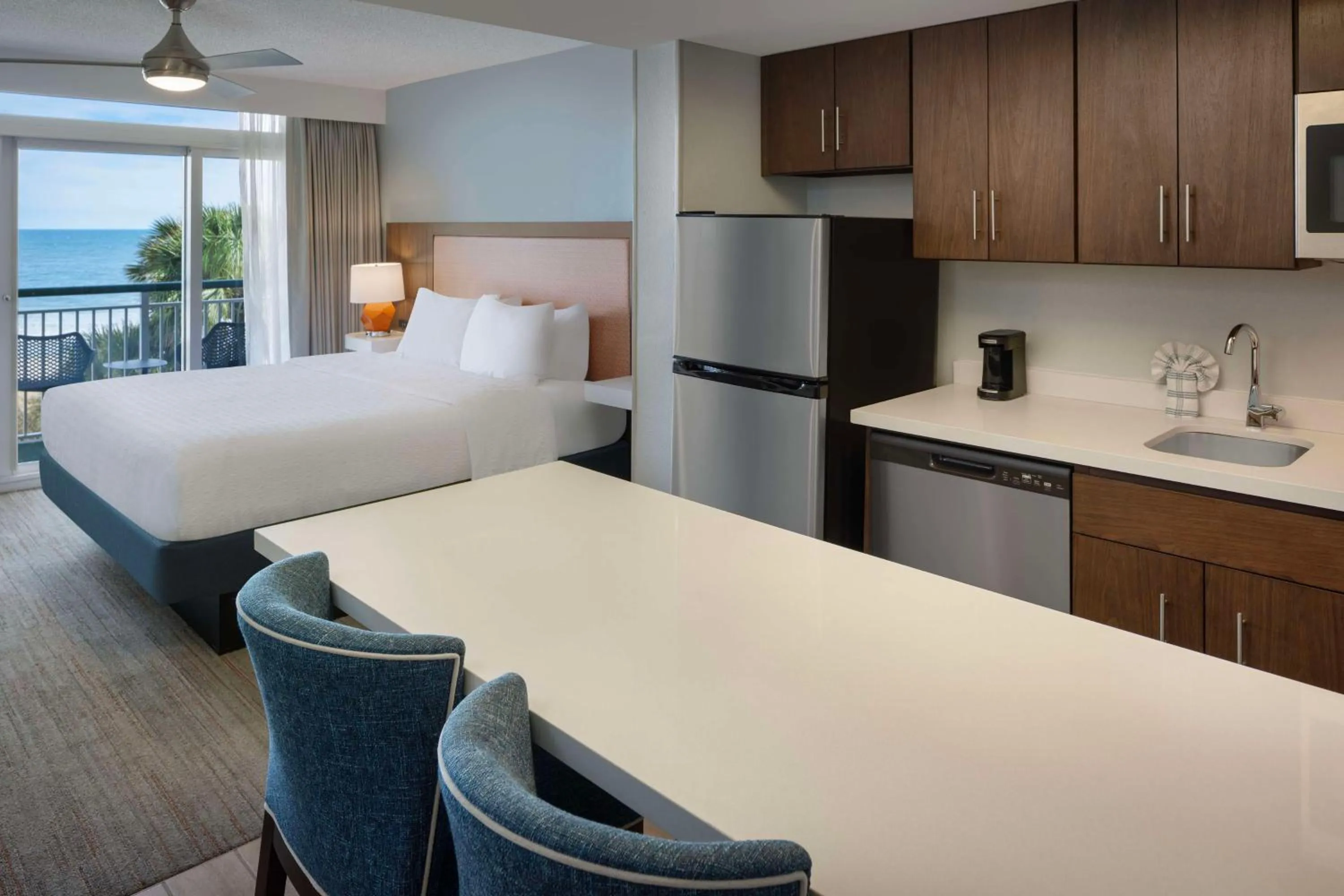 Kitchen or kitchenette, Bed in Hampton Inn & Suites Myrtle Beach Oceanfront