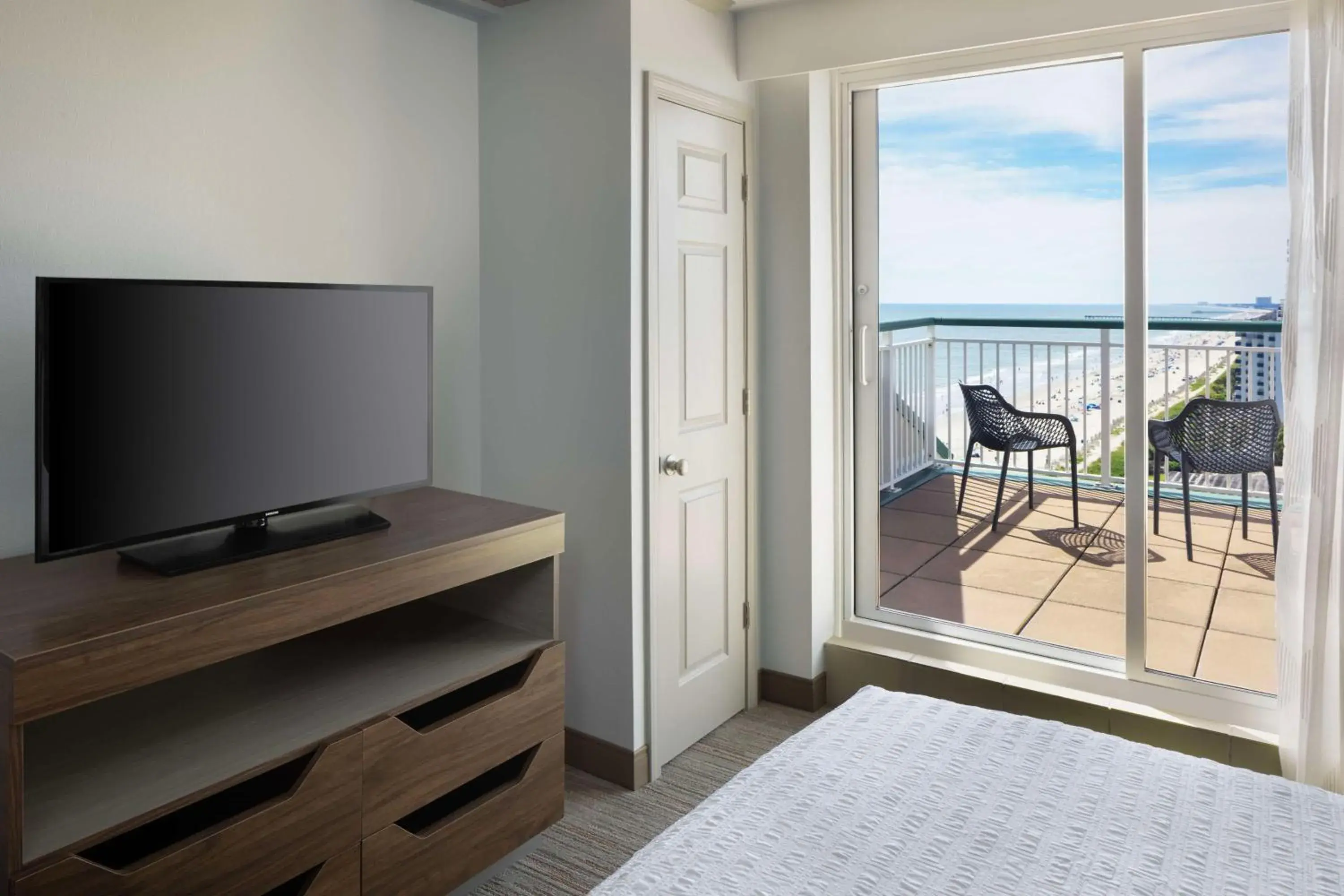 View (from property/room), Bed in Hampton Inn & Suites Myrtle Beach Oceanfront View (from property/room), Bed in Hampton Inn & Suites Myrtle Beach Oceanfront