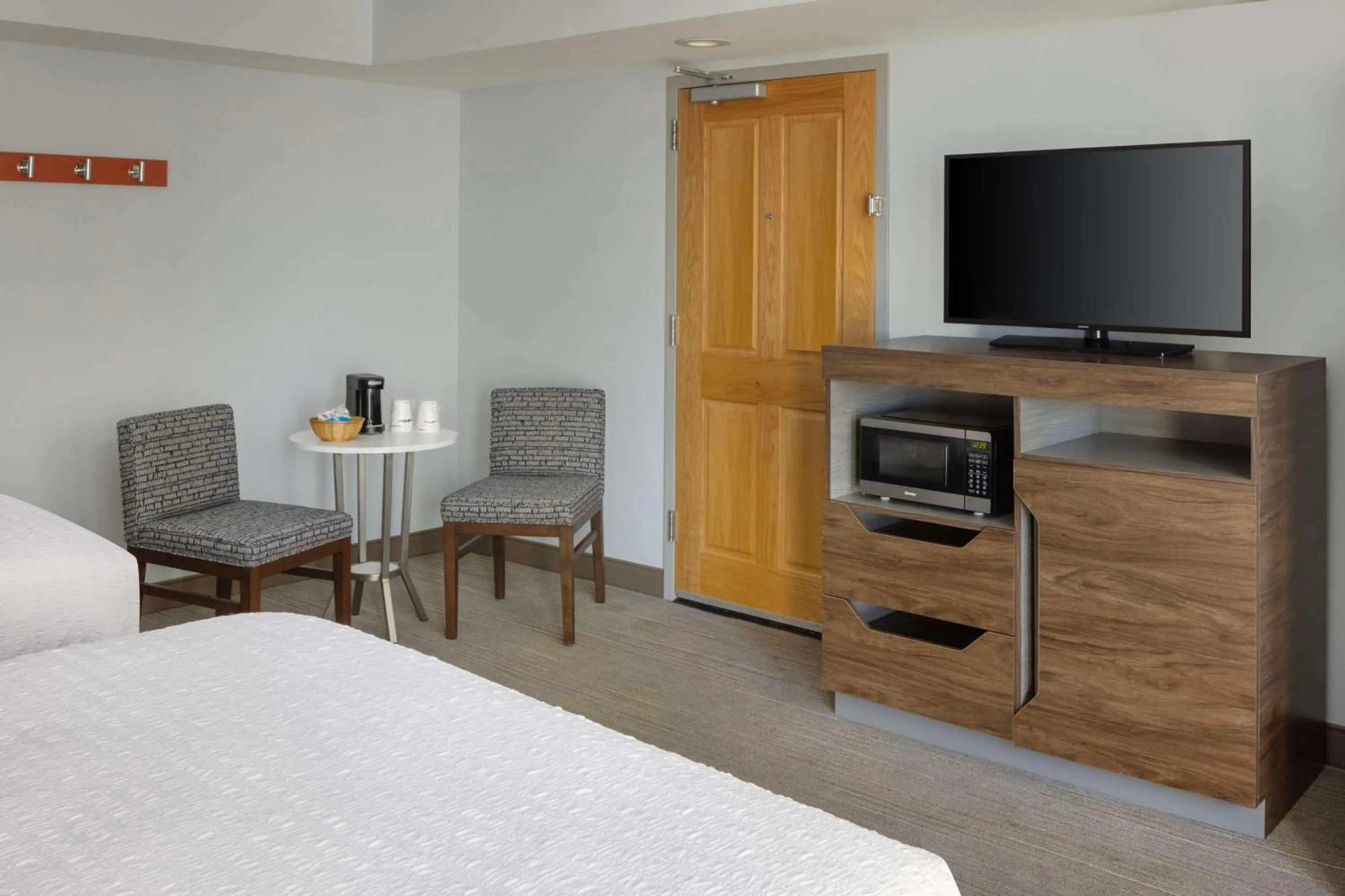 Bedroom, Bed in Hampton Inn & Suites Myrtle Beach Oceanfront