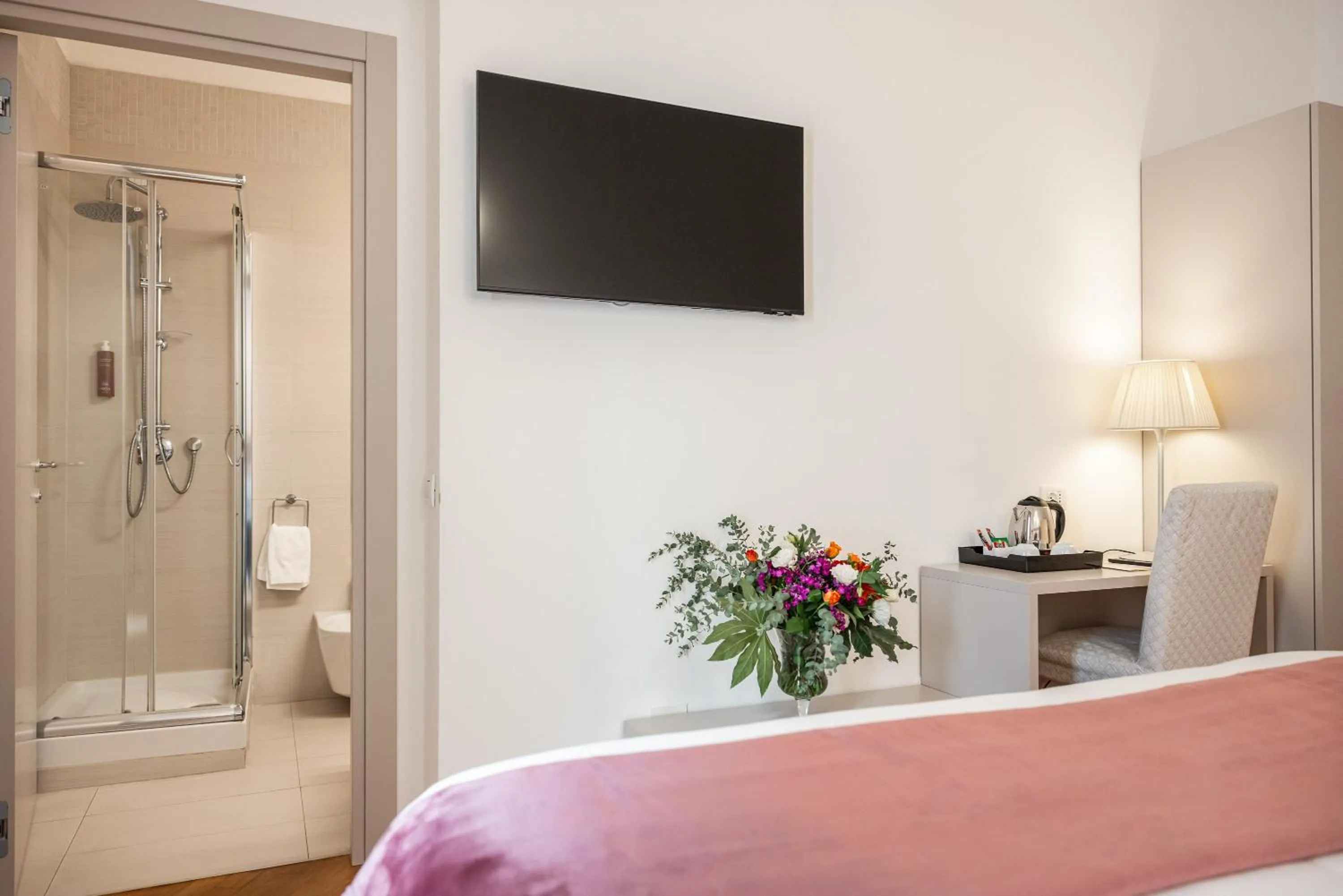 Shower, Bed in Palazzo Indelli