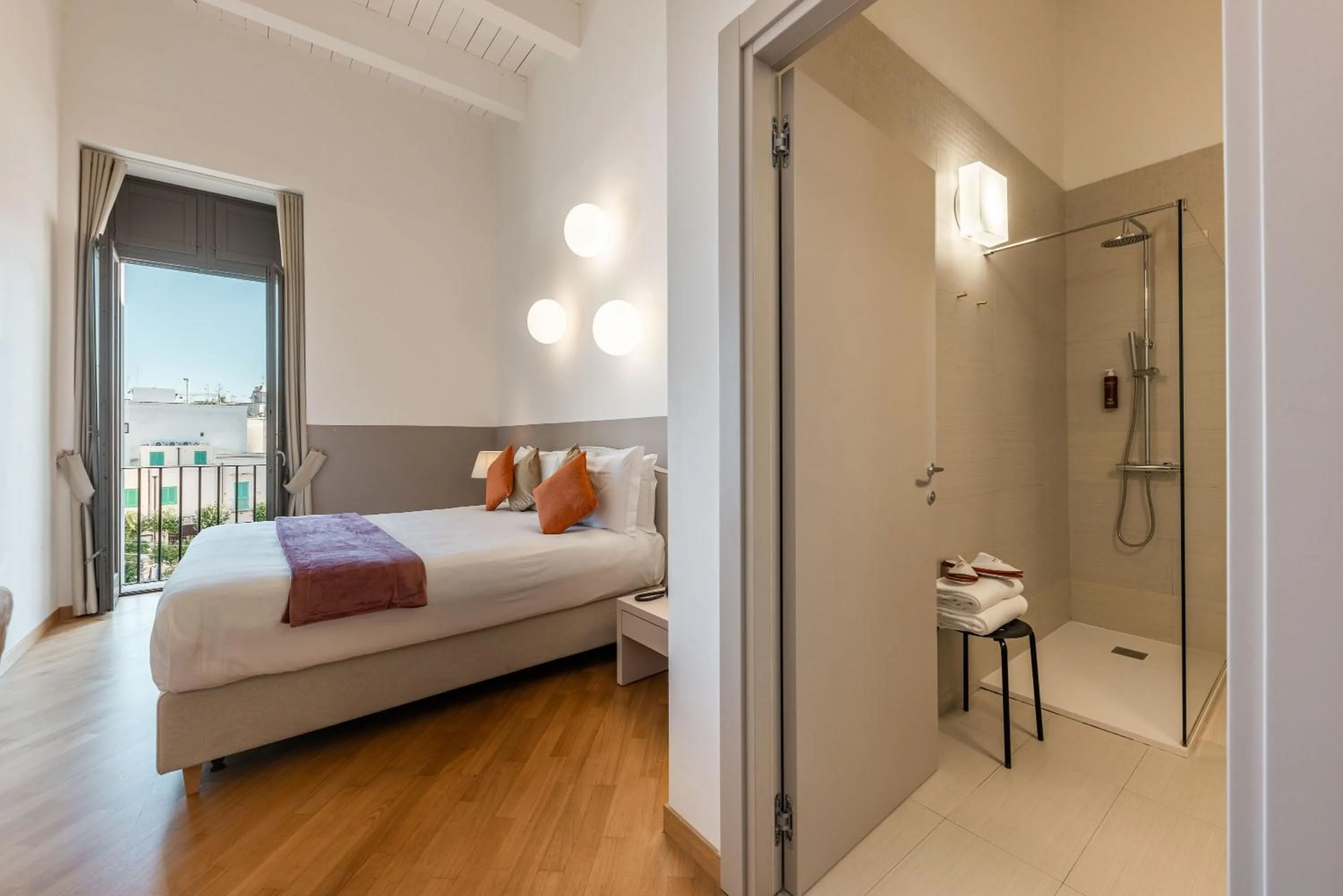 Shower, Bed in Palazzo Indelli