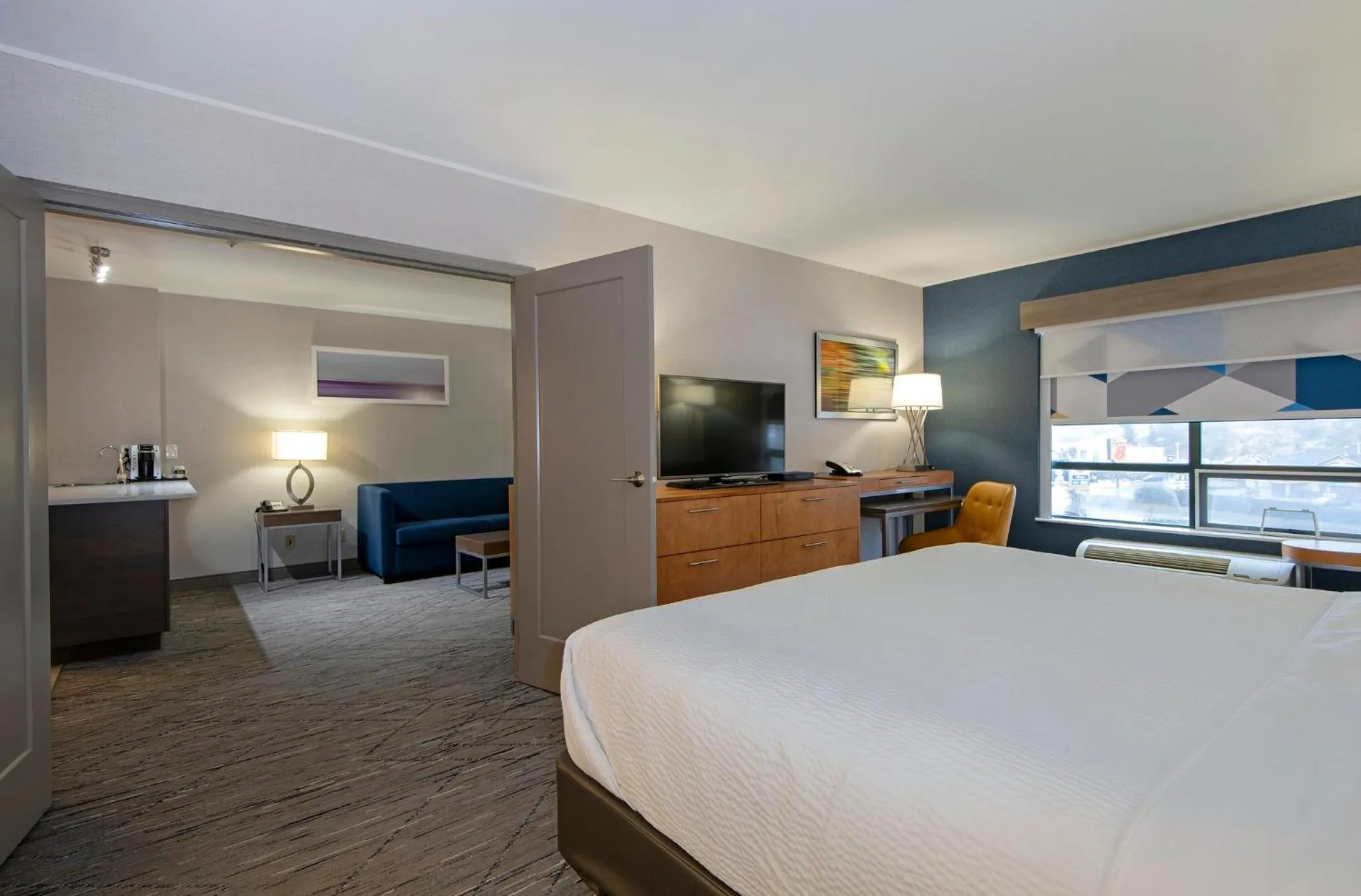 Photo of the whole room, Bed in Holiday Inn Express Kamloops by IHG