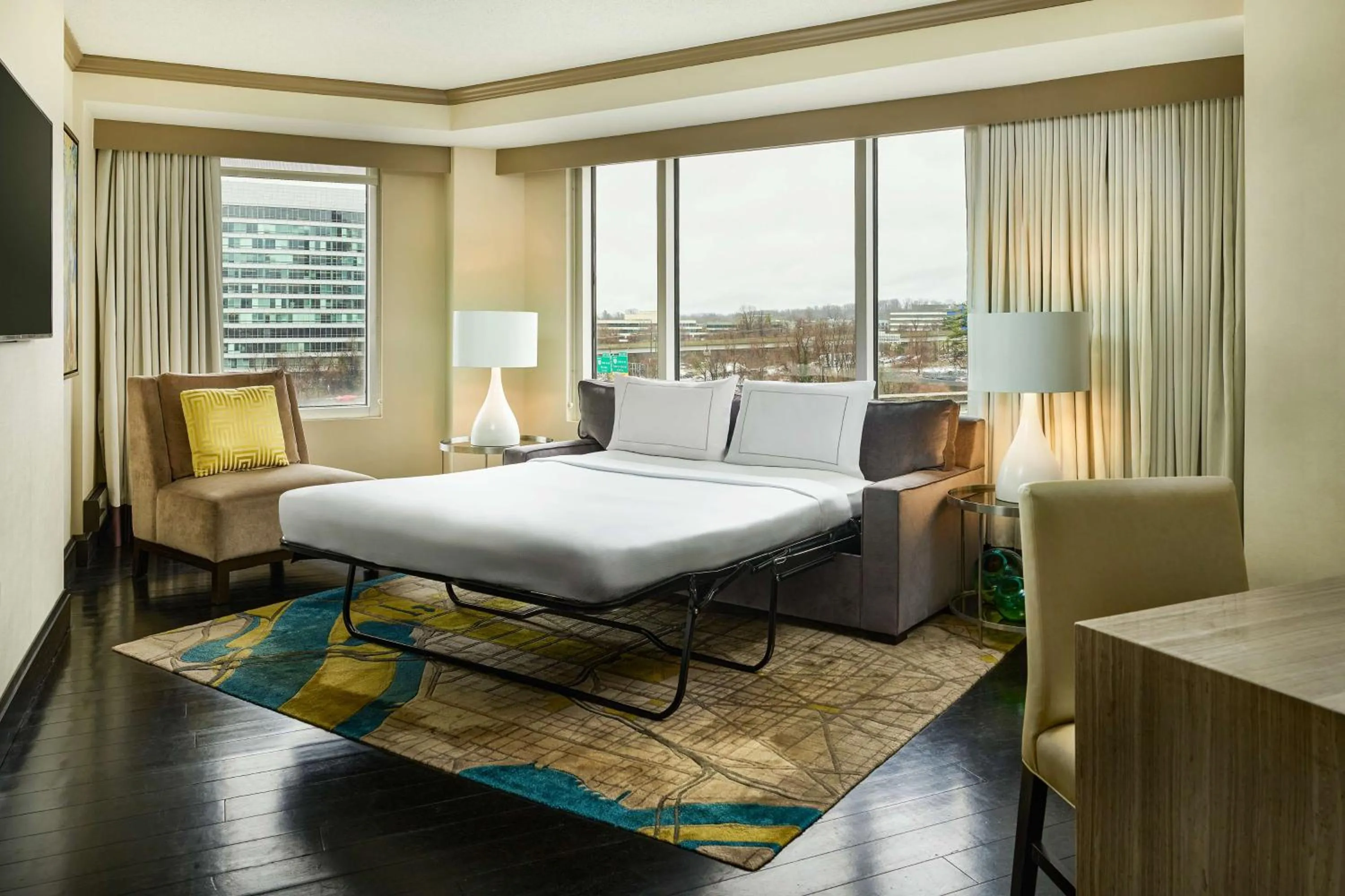 Living room, Bed in Hilton McLean Tysons Corner