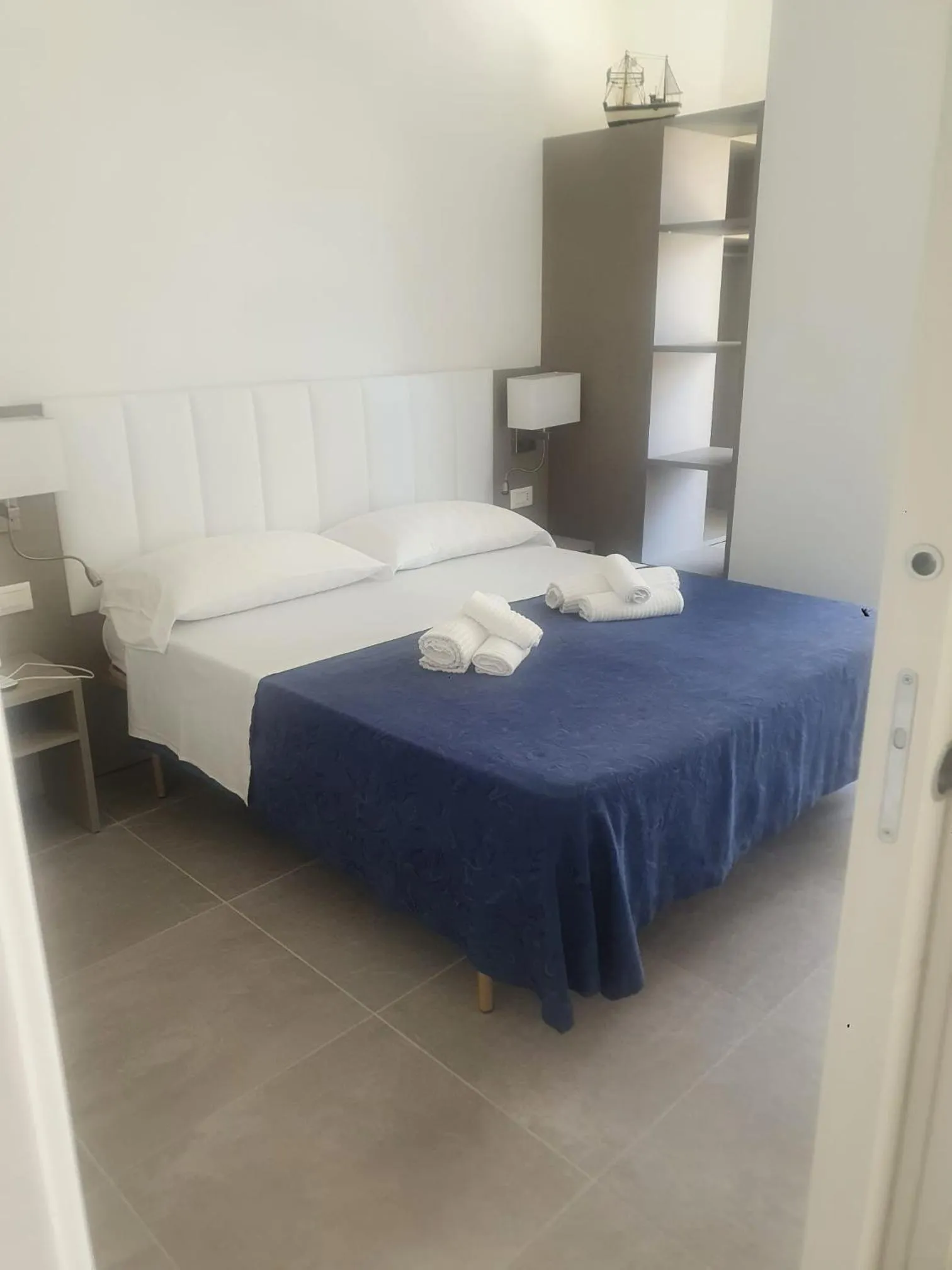 Photo of the whole room in Hotel Cadiz