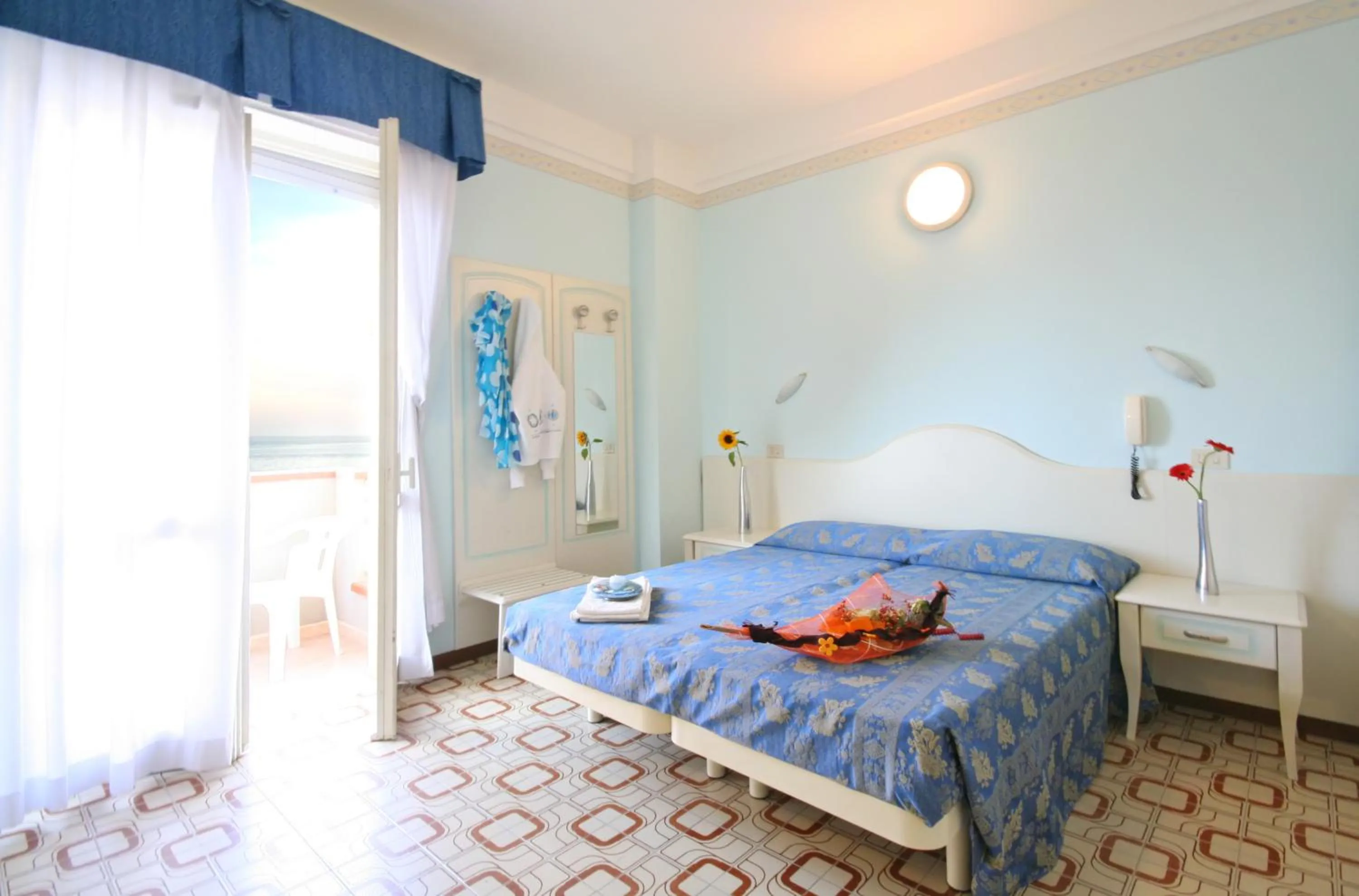 Photo of the whole room in Hotel Cadiz