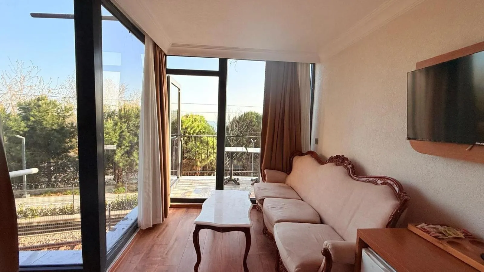 Communal lounge/ TV room in Seatanbul Hotel