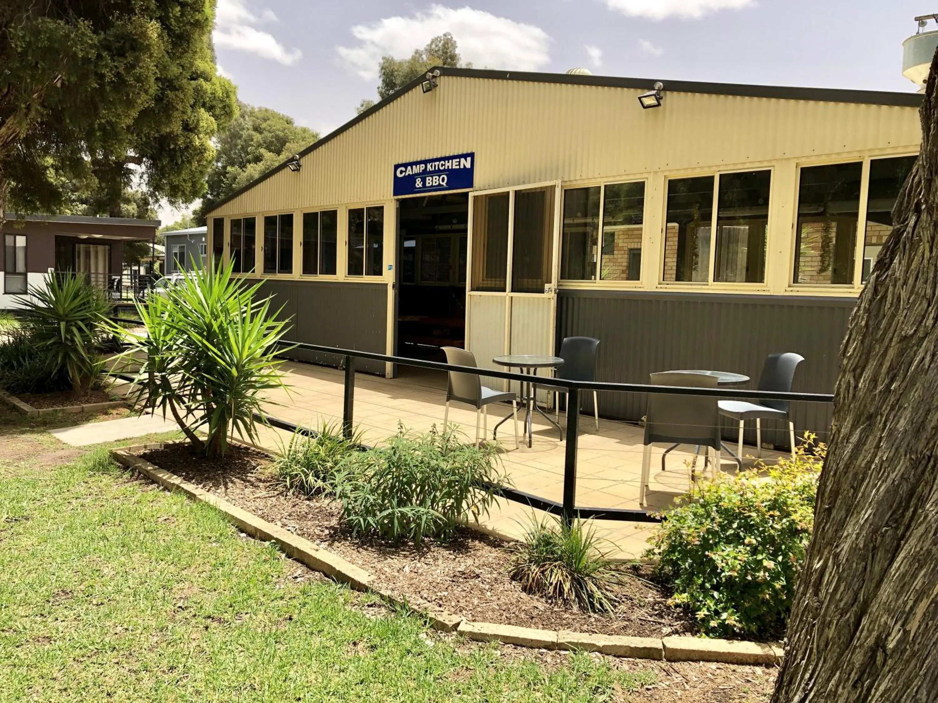 BBQ facilities in BIG4 Ingenia Holidays Wagga Wagga