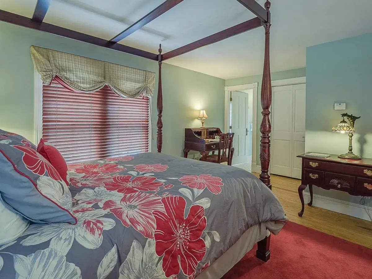 Queen Room with Balcony in George Brooks House B&B Queen Room with Balcony in George Brooks House B&B