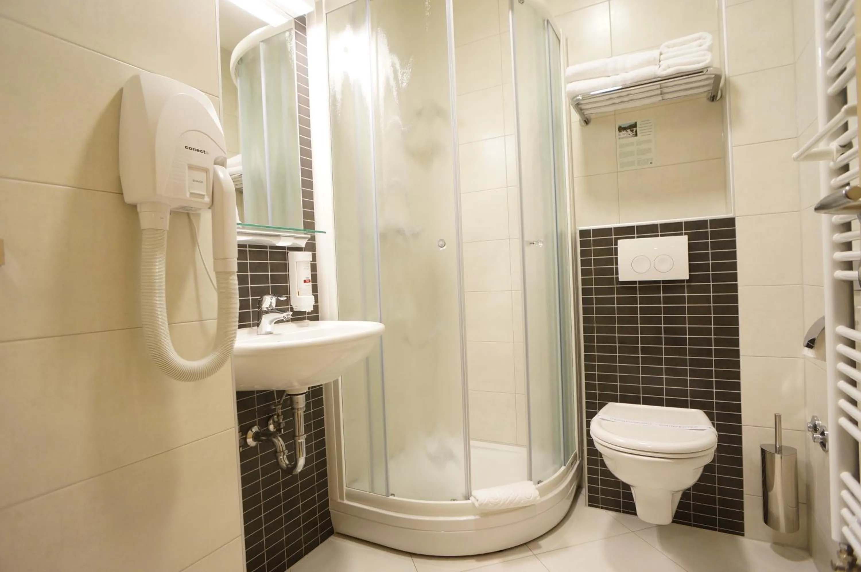 Shower in Hotel Calypso