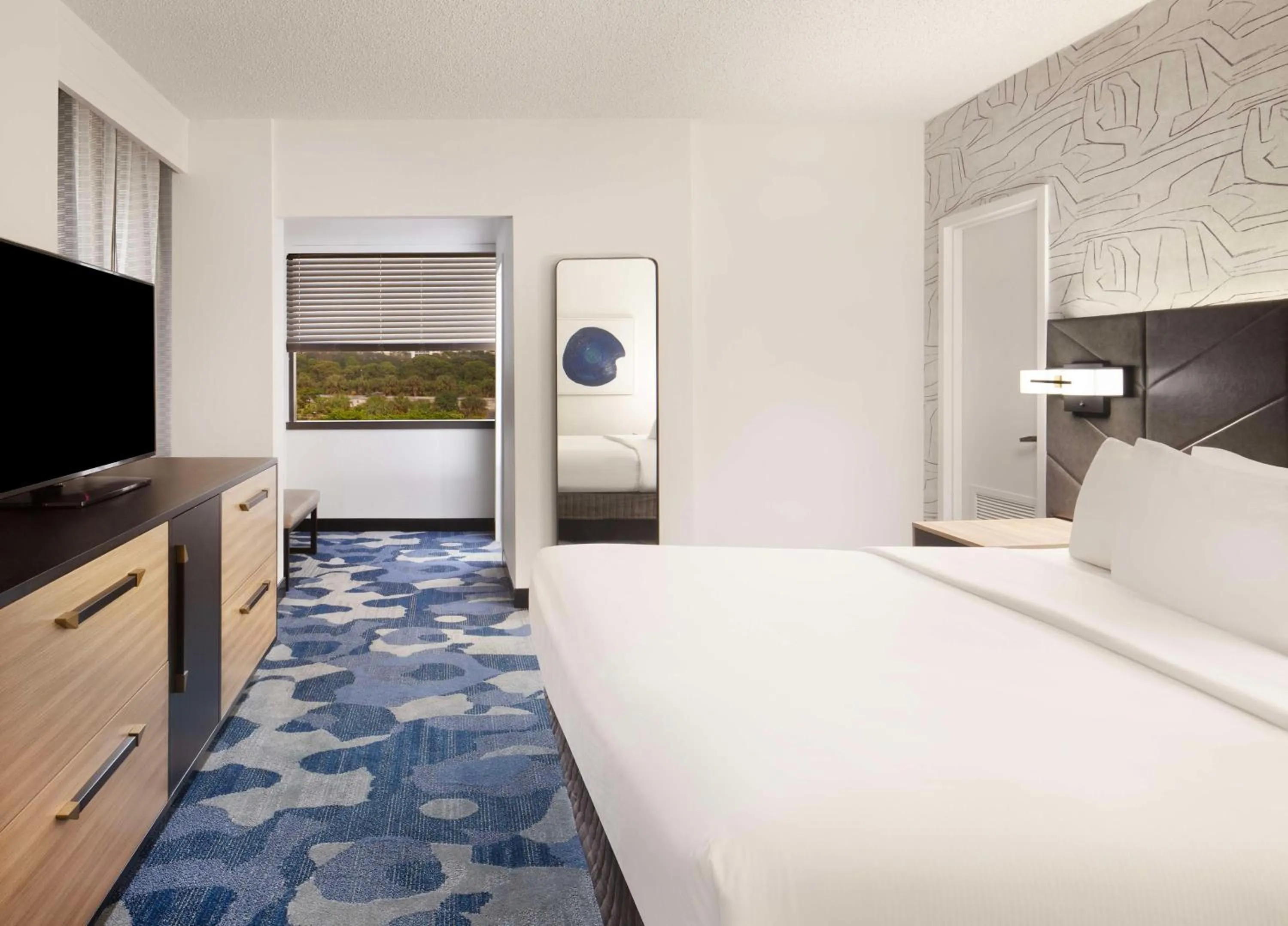 Bed in Embassy Suites by Hilton Palm Beach Gardens PGA Boulevard