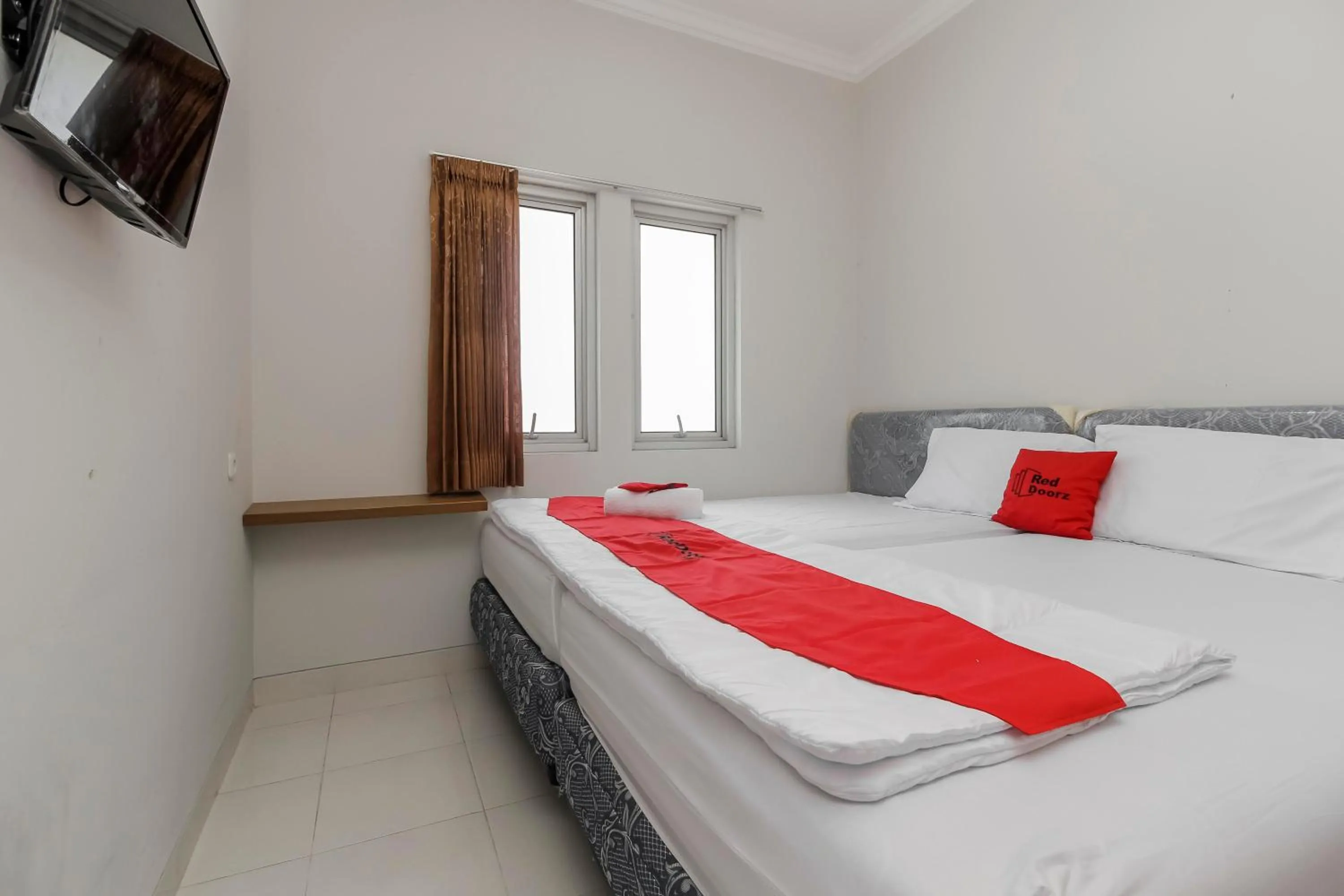 Bedroom, Bed in RedDoorz near Central Park Mall