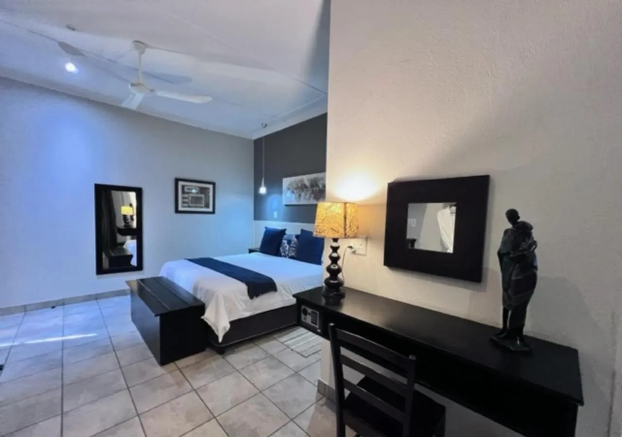 Photo of the whole room, Bed in Turaco Lodge - No Loadshedding