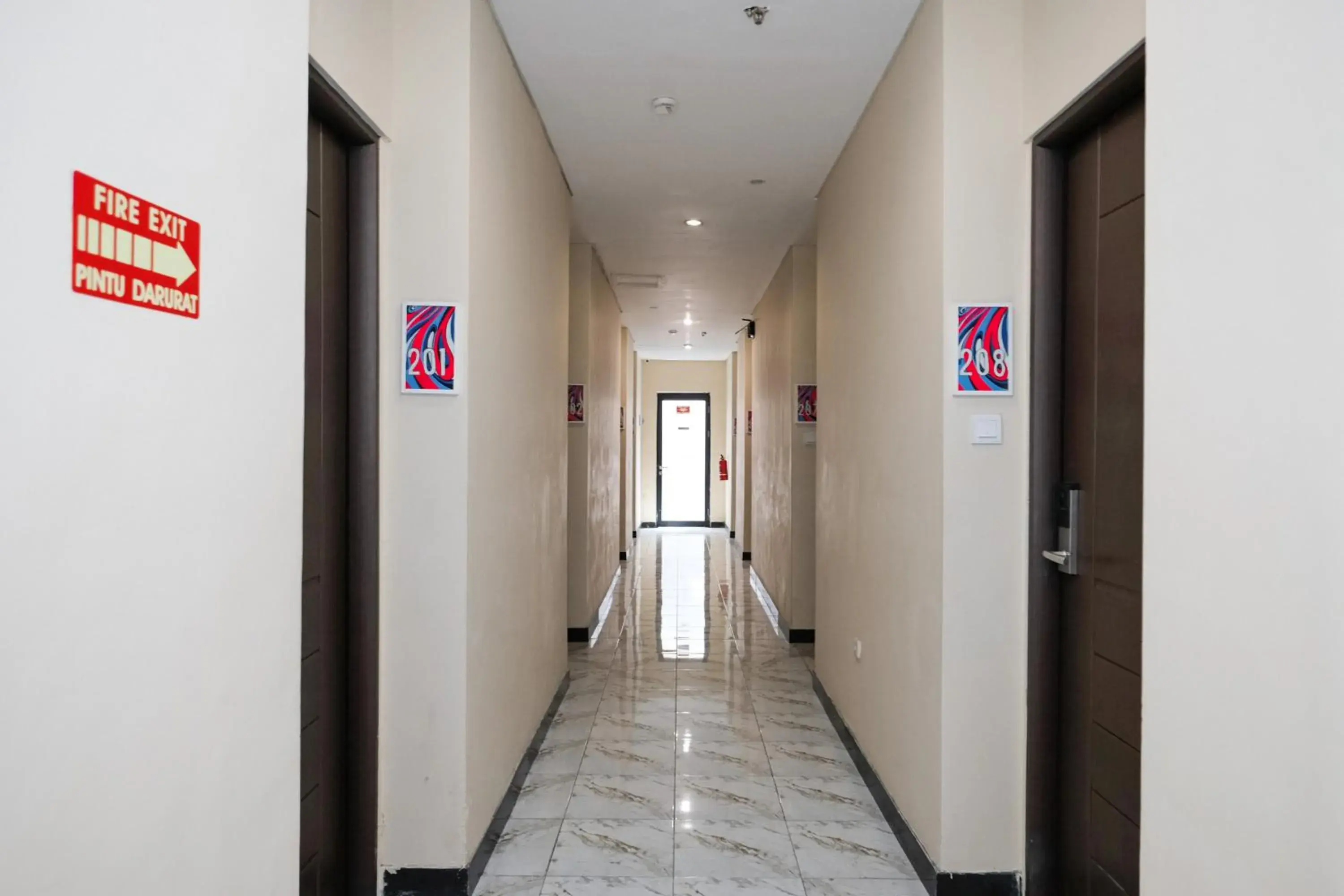 Property building in RedDoorz @ Wiyung 2 Property building in RedDoorz @ Wiyung 2