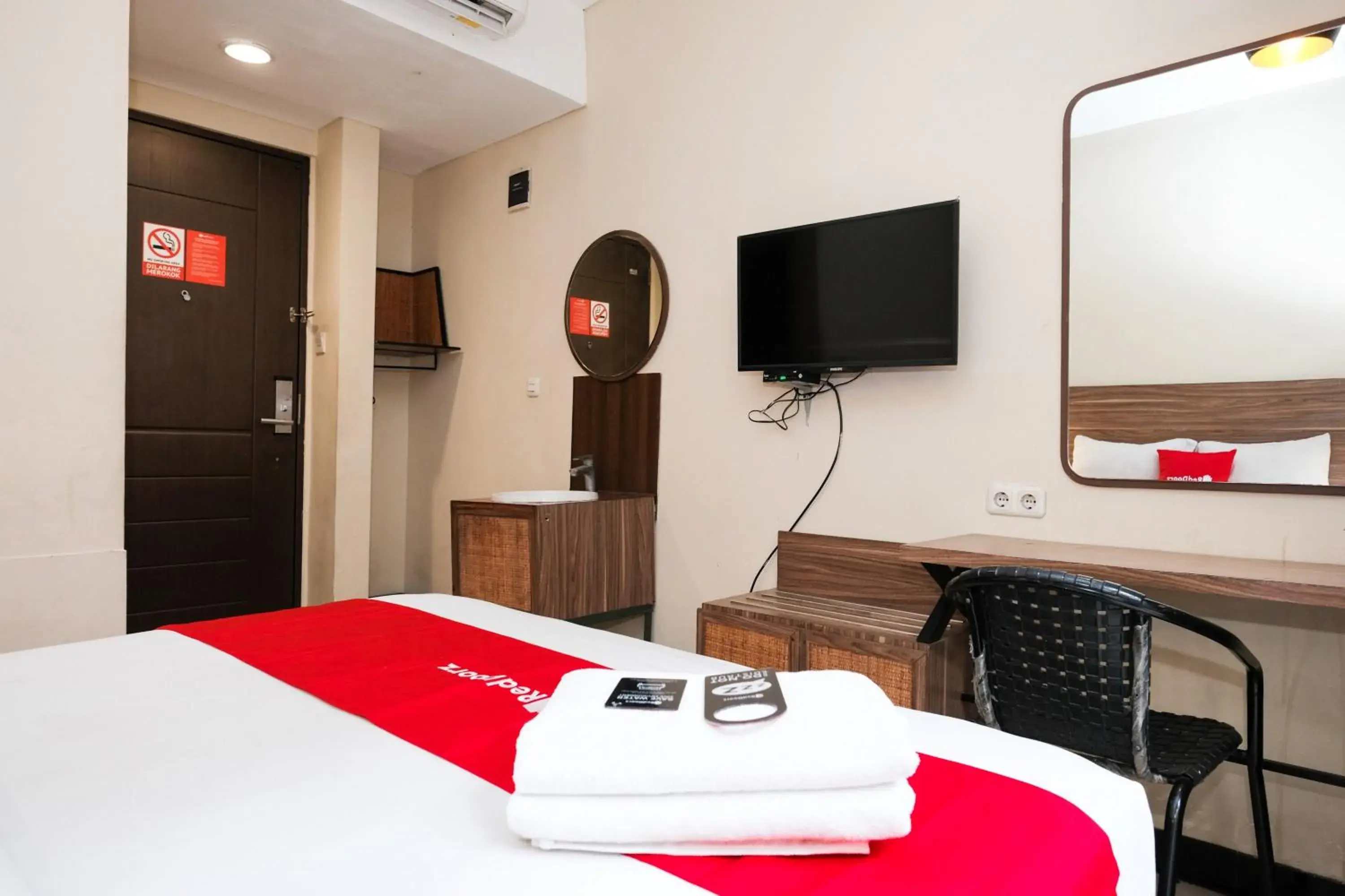 Bedroom, Bed in RedDoorz @ Wiyung 2 Bedroom, Bed in RedDoorz @ Wiyung 2