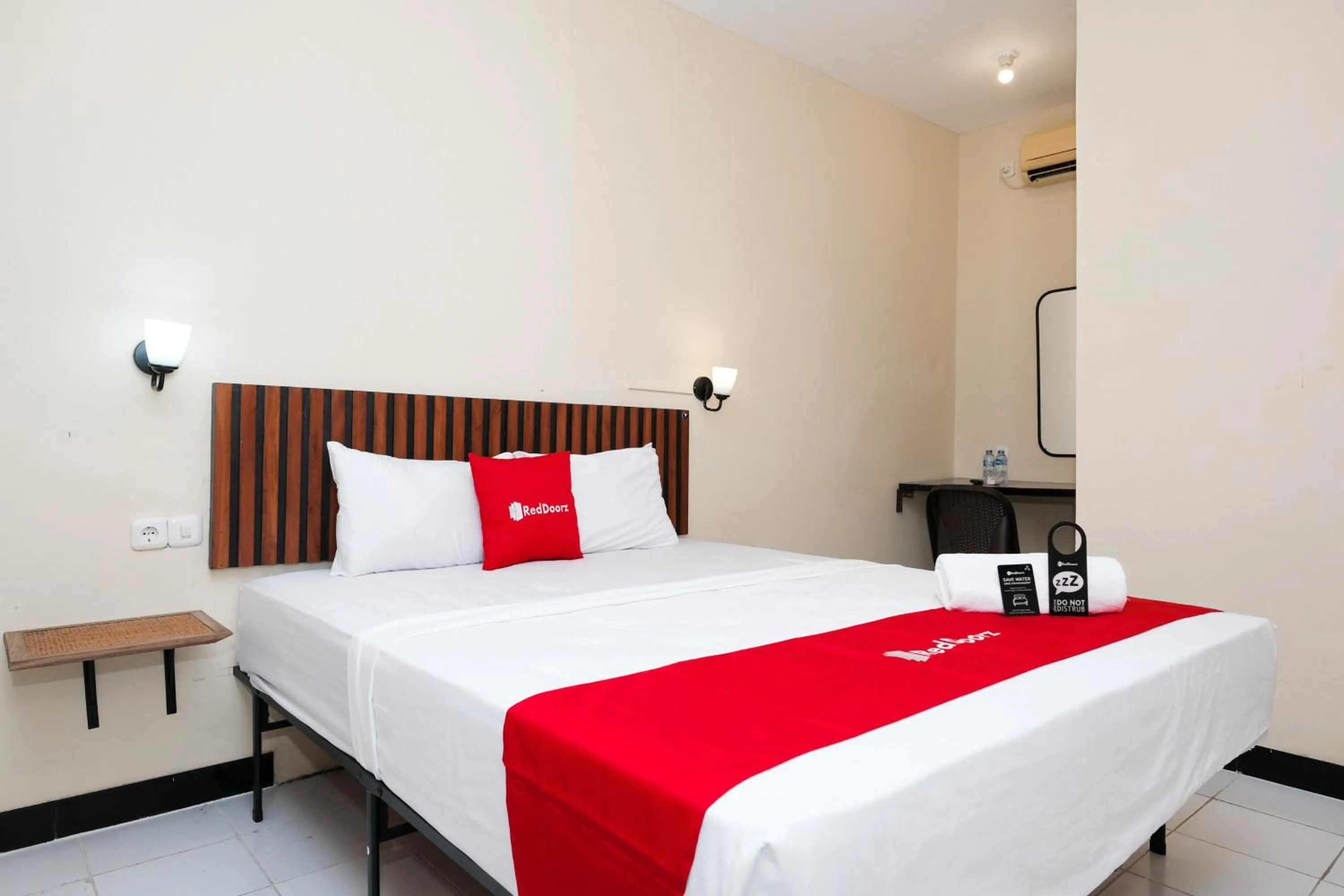 Bedroom, Bed in RedDoorz @ Wiyung 2